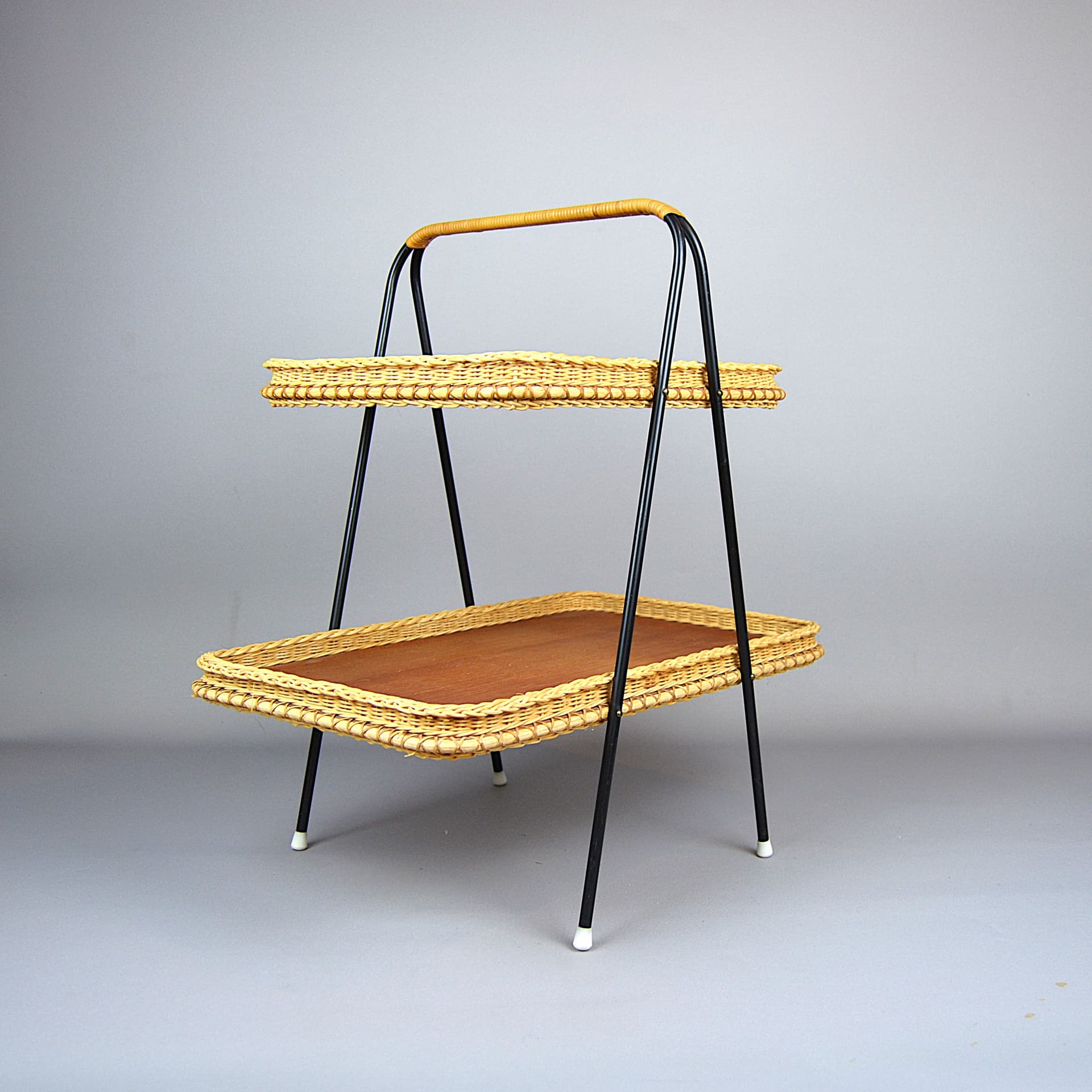 Stolik serwisowy, drewno jasnobrązowe, metal czarny, wiklina miodowa, Niemcy, lata 60. - 79163