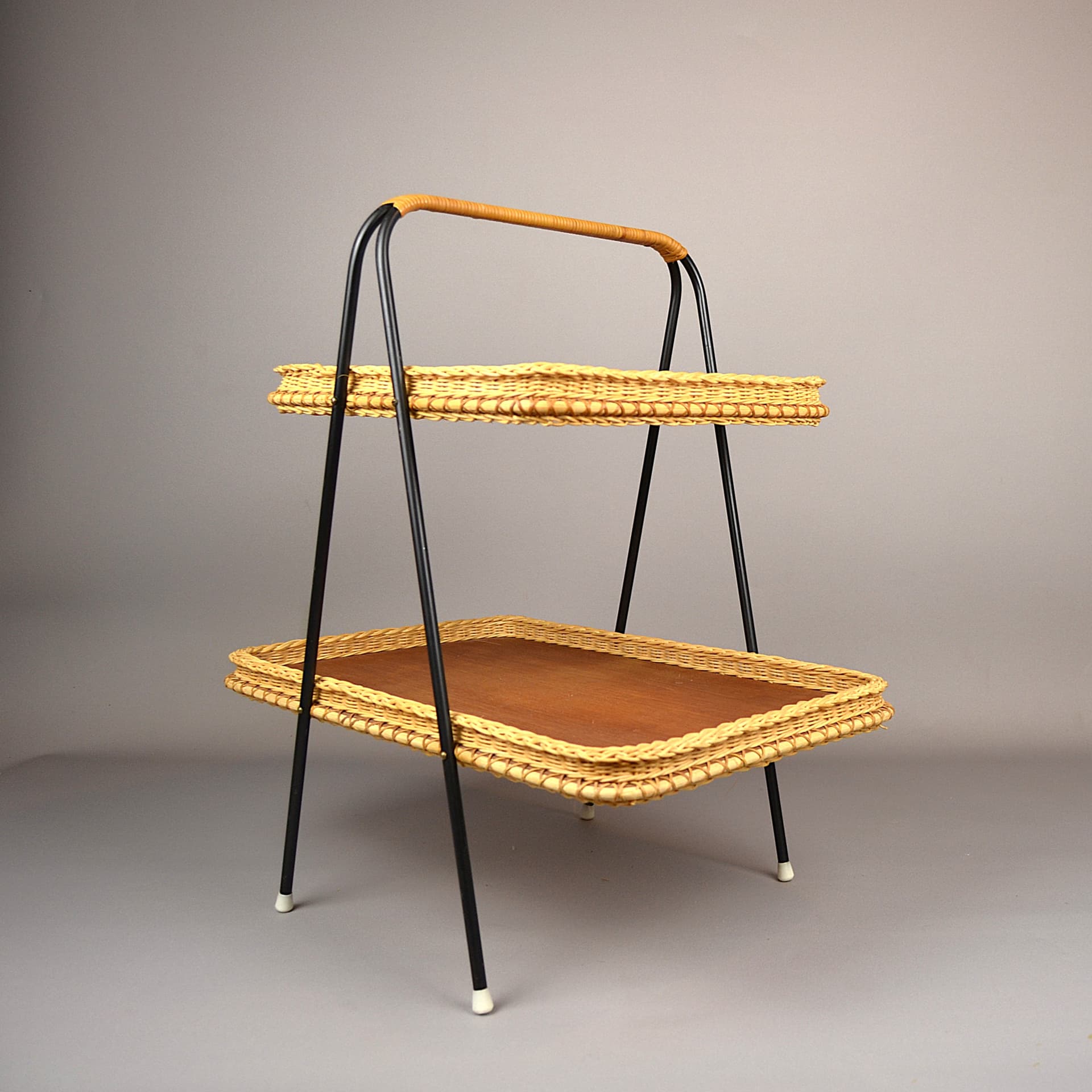 Stolik serwisowy, drewno jasnobrązowe, metal czarny, wiklina miodowa, Niemcy, lata 60. - 79170