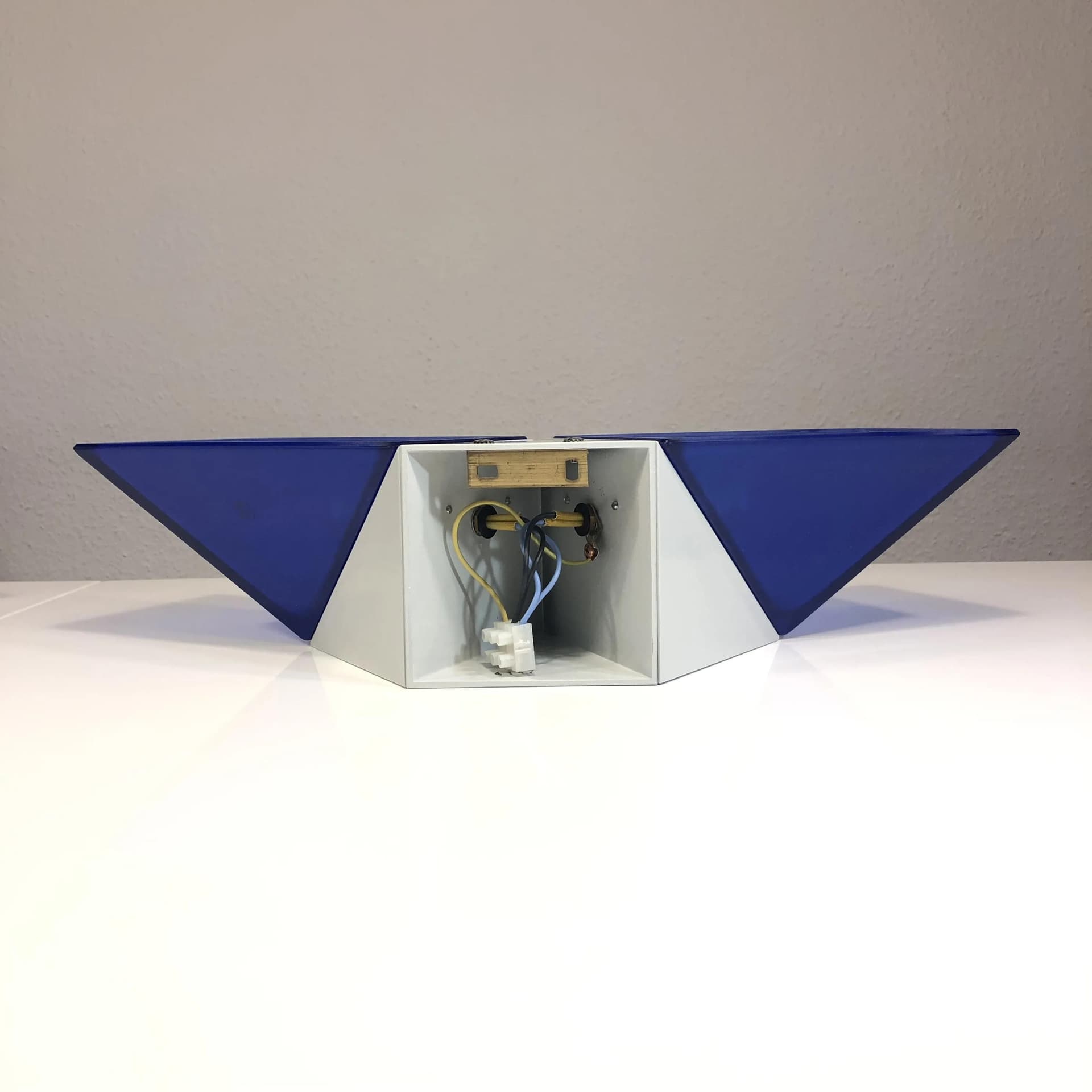 Para kinkietów geometrycznych, niebieski biały, metal, Peill & Putzler, Niemcy, lata 80. - 23911