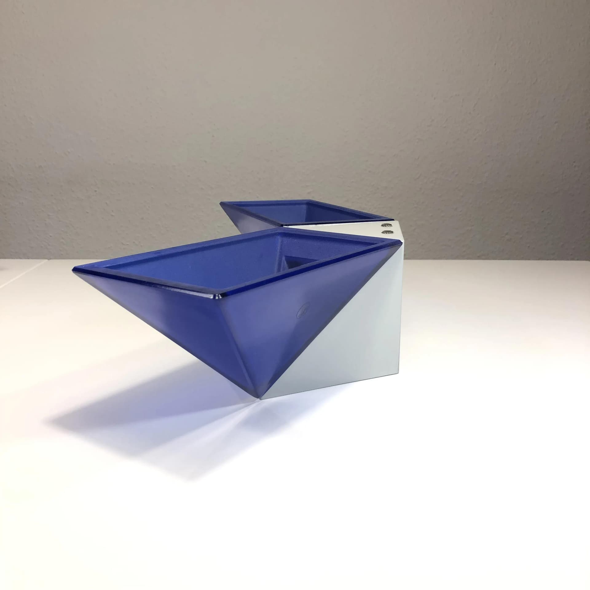 Para kinkietów geometrycznych, niebieski biały, metal, Peill & Putzler, Niemcy, lata 80. - 23912