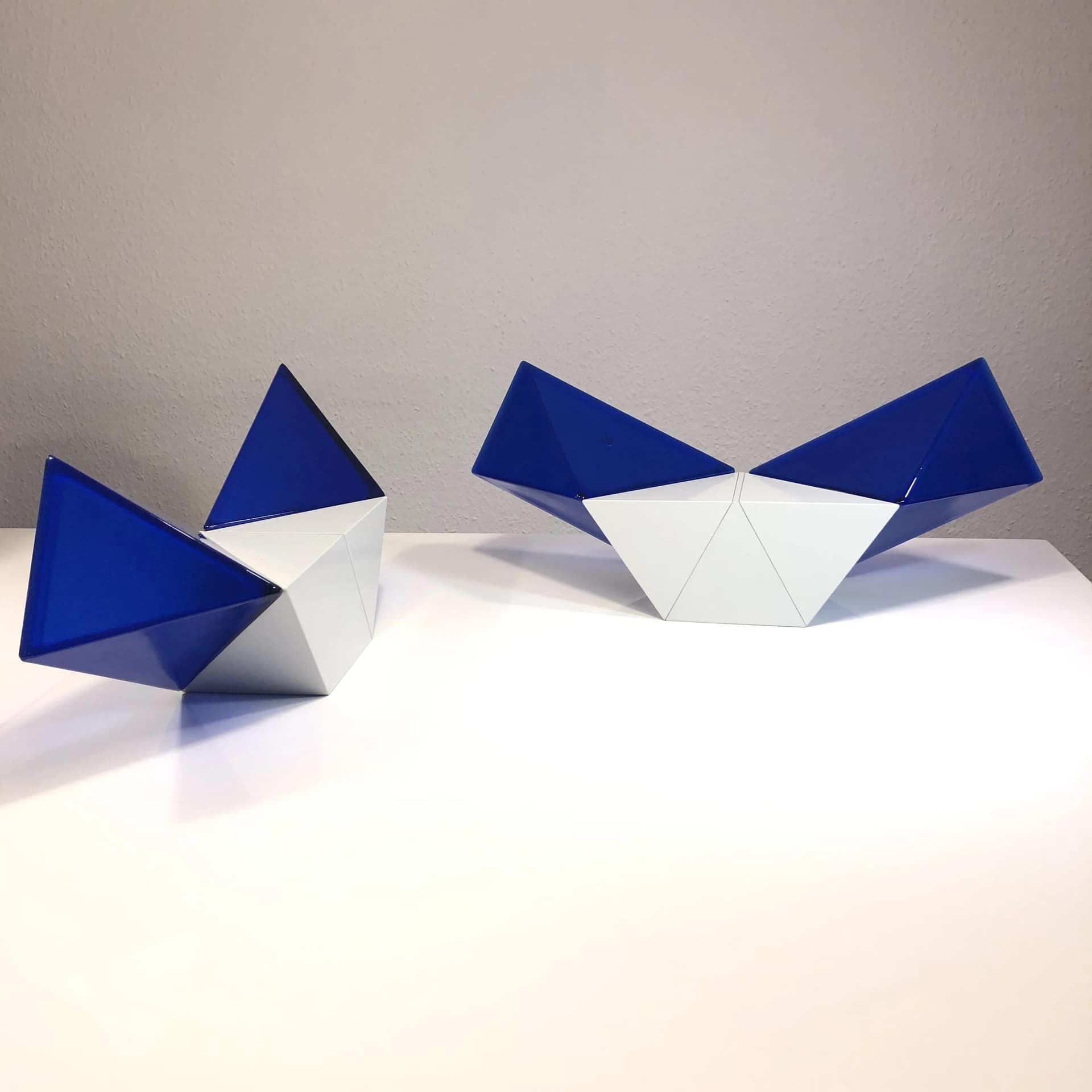 Para kinkietów geometrycznych, niebieski biały, metal, Peill & Putzler, Niemcy, lata 80. - 23916