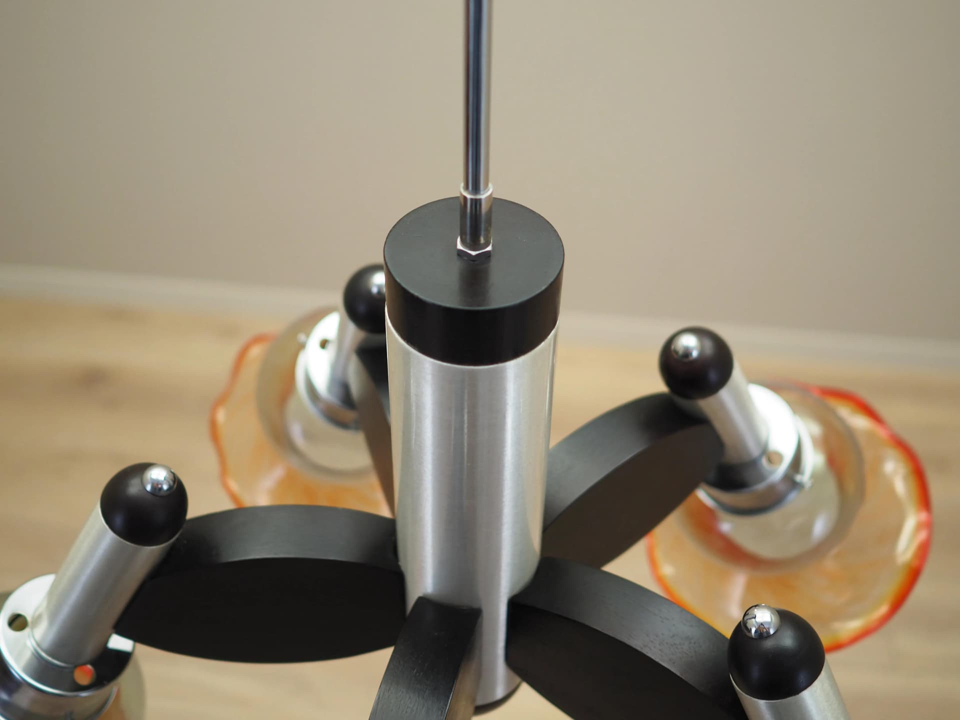 Żyrandol, mid-century modern, metal srebrny, szkło, drewno, Włochy, lata 70. - 23987