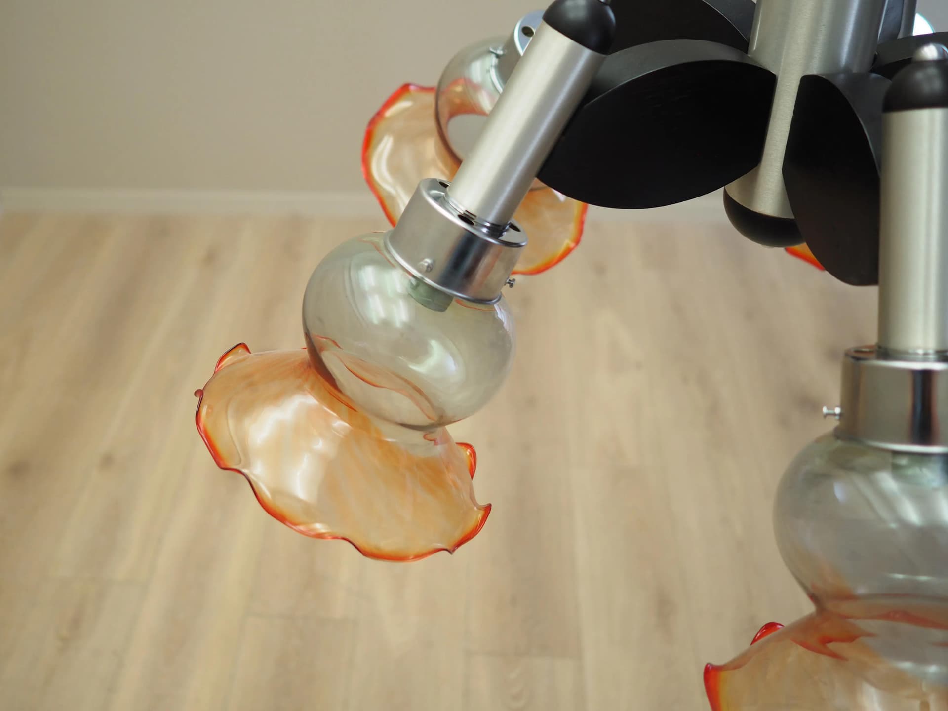 Żyrandol, mid-century modern, metal srebrny, szkło, drewno, Włochy, lata 70. - 23986