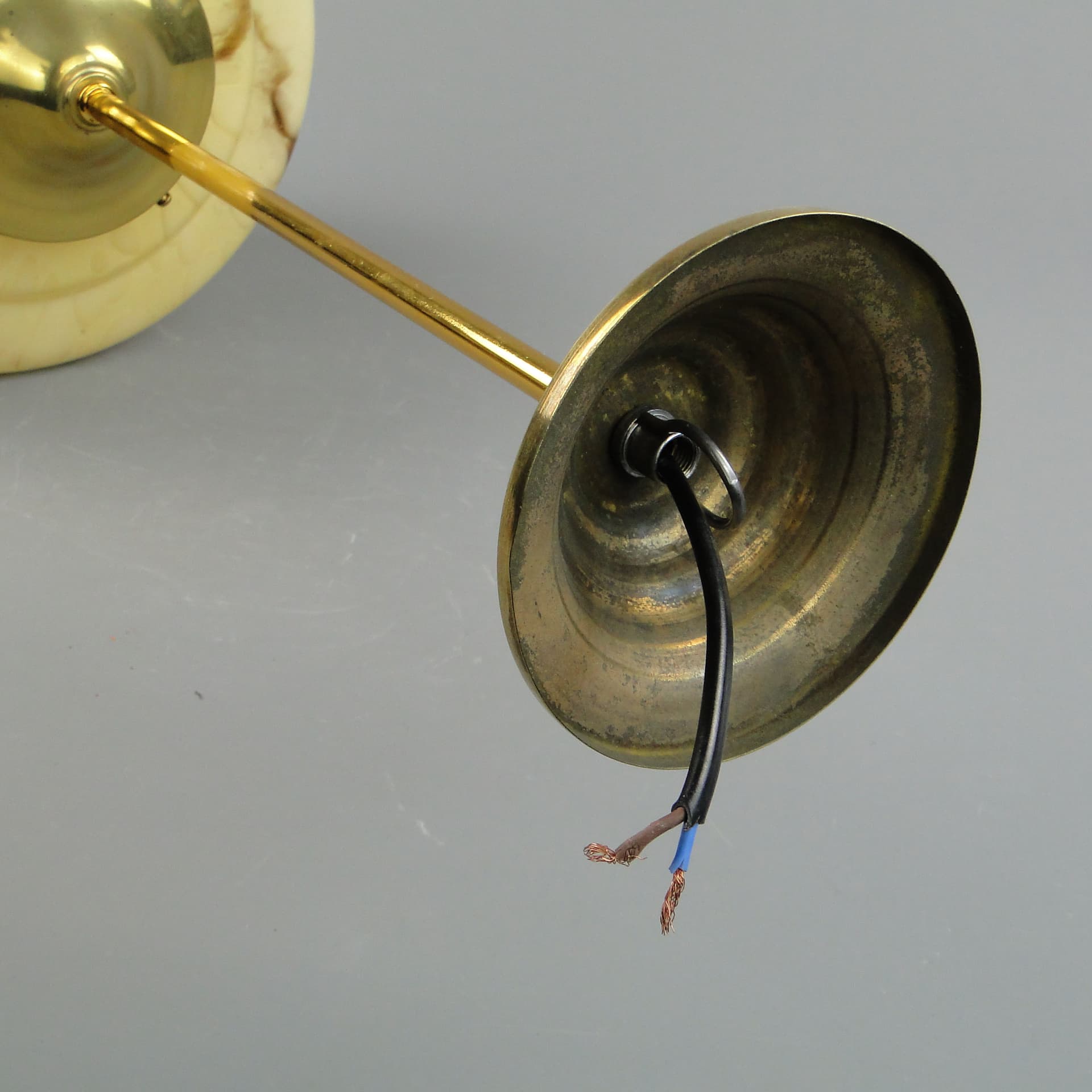 Lampa wisząca Art déco, szkło beżowy, mosiądz, Polska, lata 20. - 2594