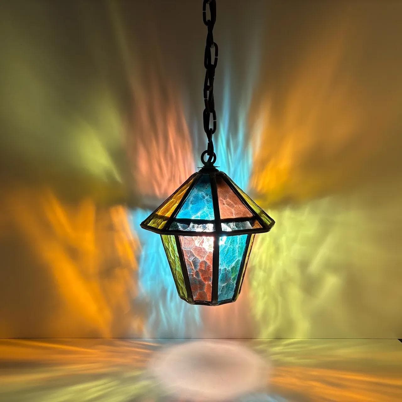 Lampa wisząca witrażowa, multikolor, szkło, metal, bakelit, Dania, lata 70. - 24134