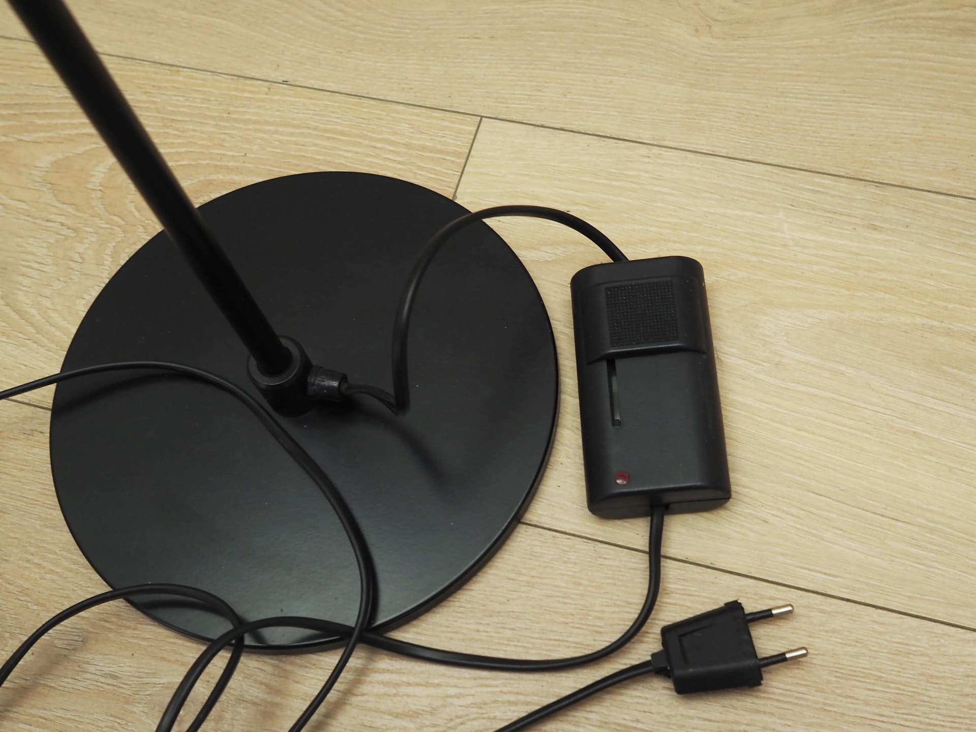 Lampa podłogowa, metal czarny, szkło białe, Włochy, lata 70. - 24276