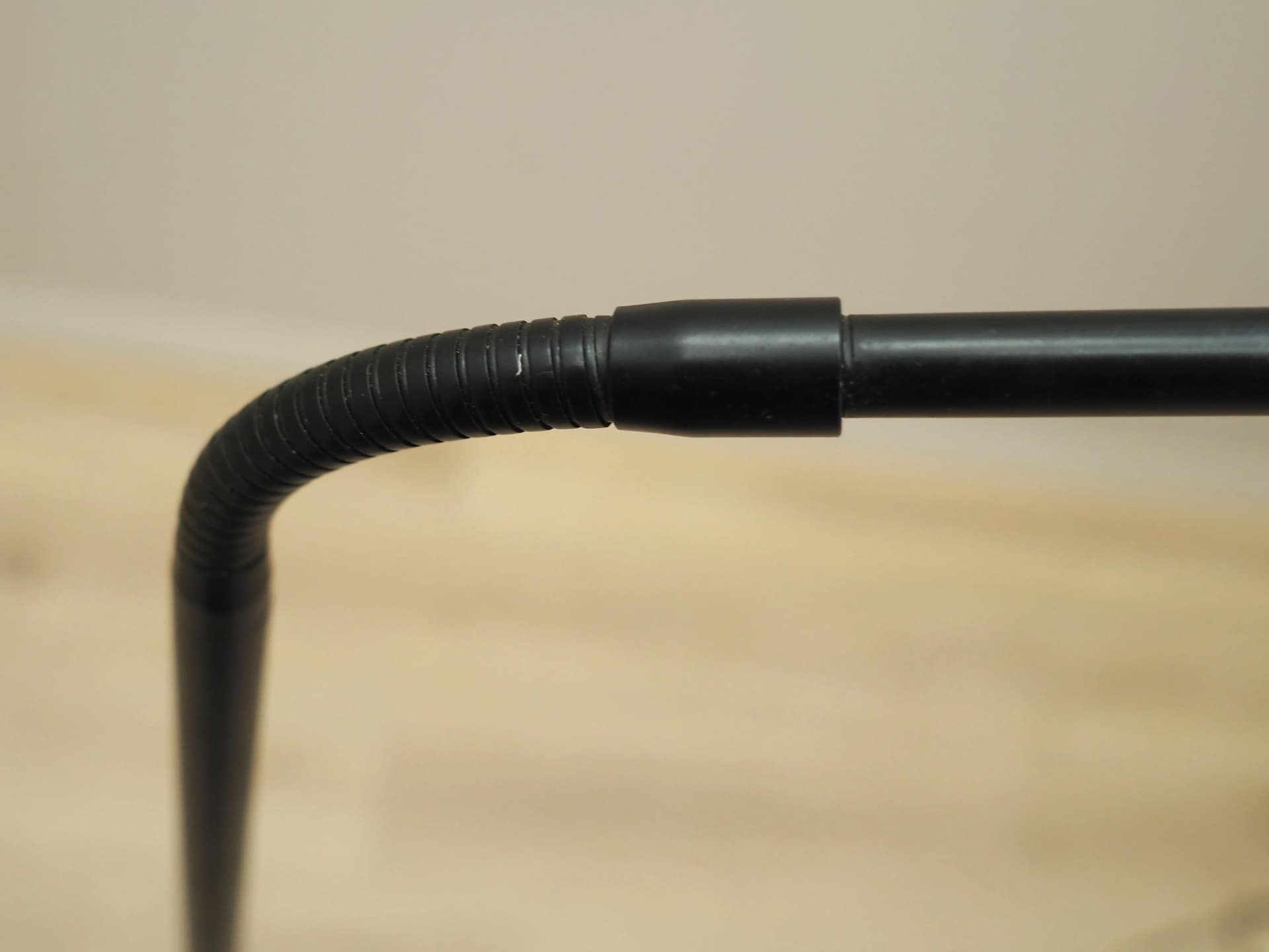 Lampa podłogowa, metal czarny, szkło białe, Włochy, lata 70. - 24273