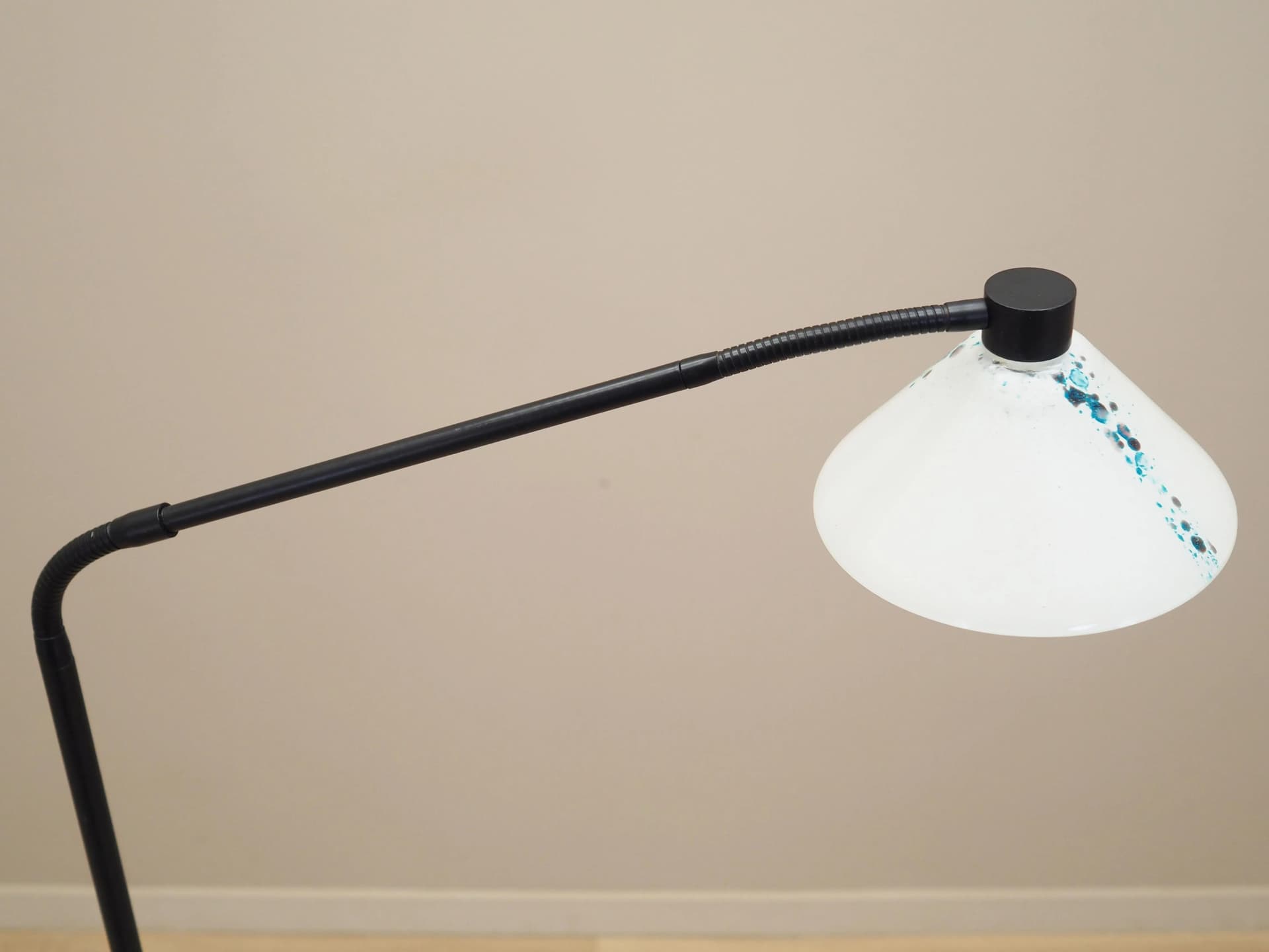 Lampa podłogowa, metal czarny, szkło białe, Włochy, lata 70. - 24270
