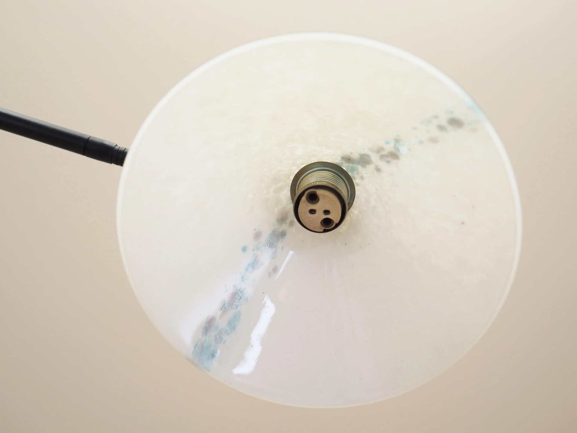 Lampa podłogowa, metal czarny, szkło białe, Włochy, lata 70. - 24274