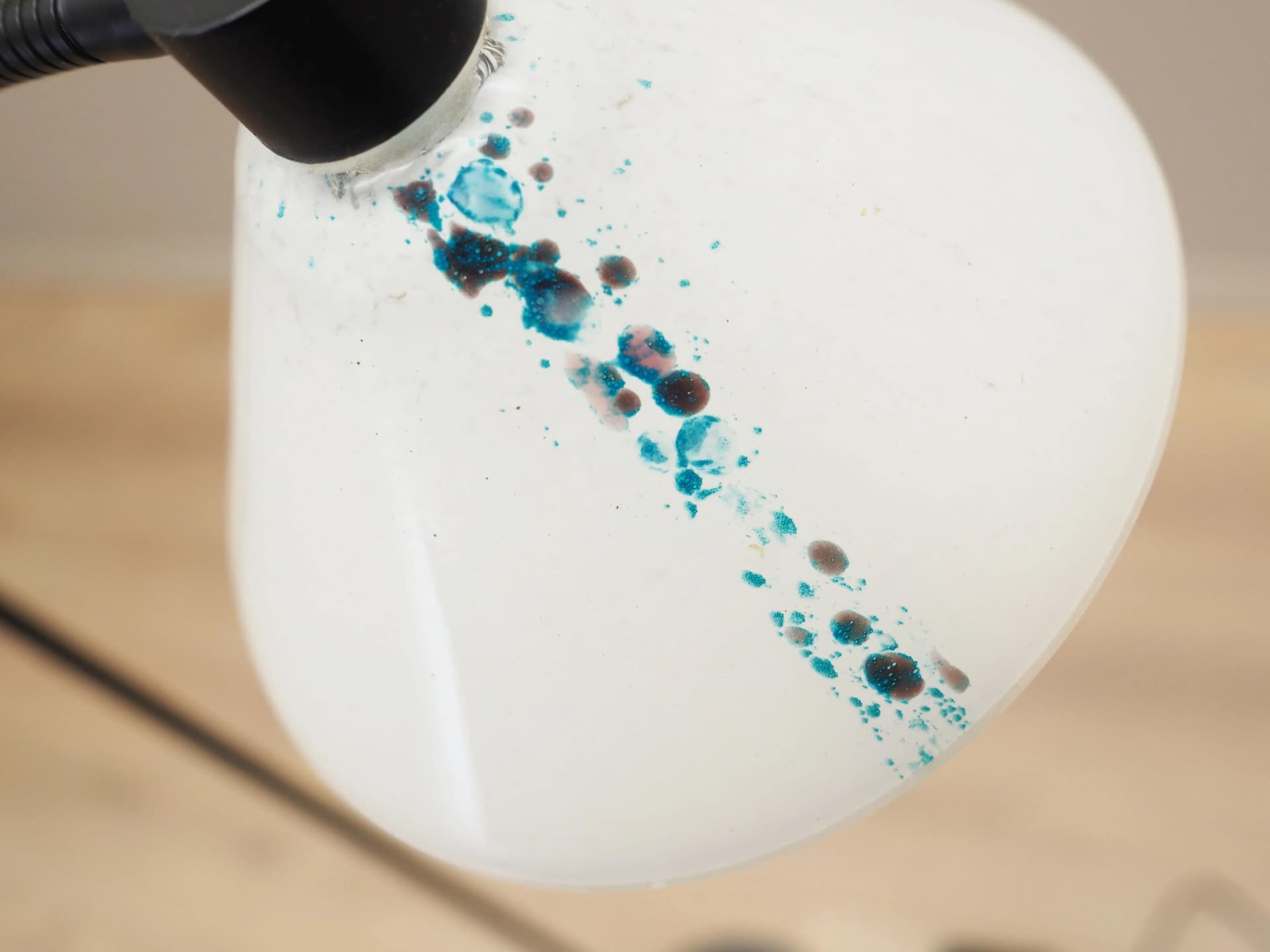 Lampa podłogowa, metal czarny, szkło białe, Włochy, lata 70. - 24271