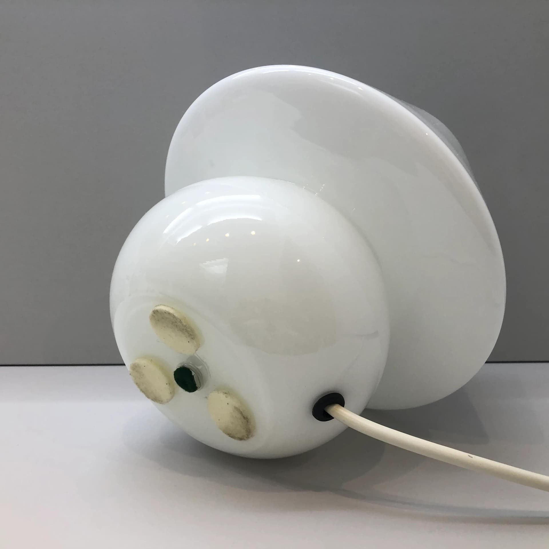 Lampka nocna Mushroom, szkło białe, Niemcy, lata 90. - 24438