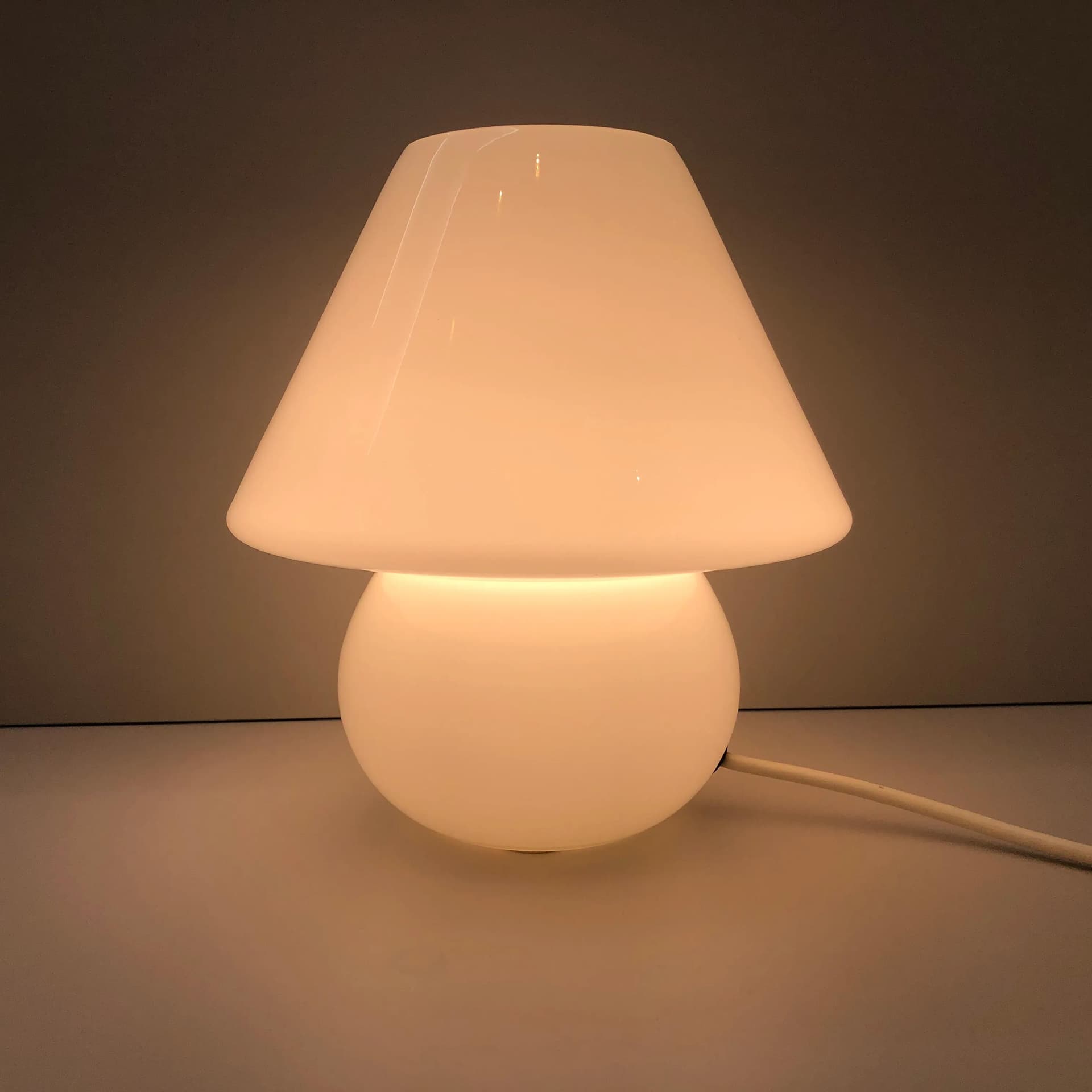 Lampka nocna Mushroom, szkło białe, Niemcy, lata 90. - 24435