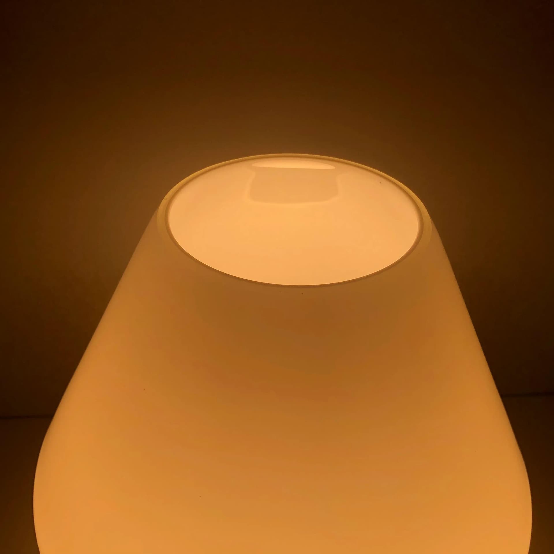 Lampka nocna Mushroom, szkło białe, Niemcy, lata 90. - 24434