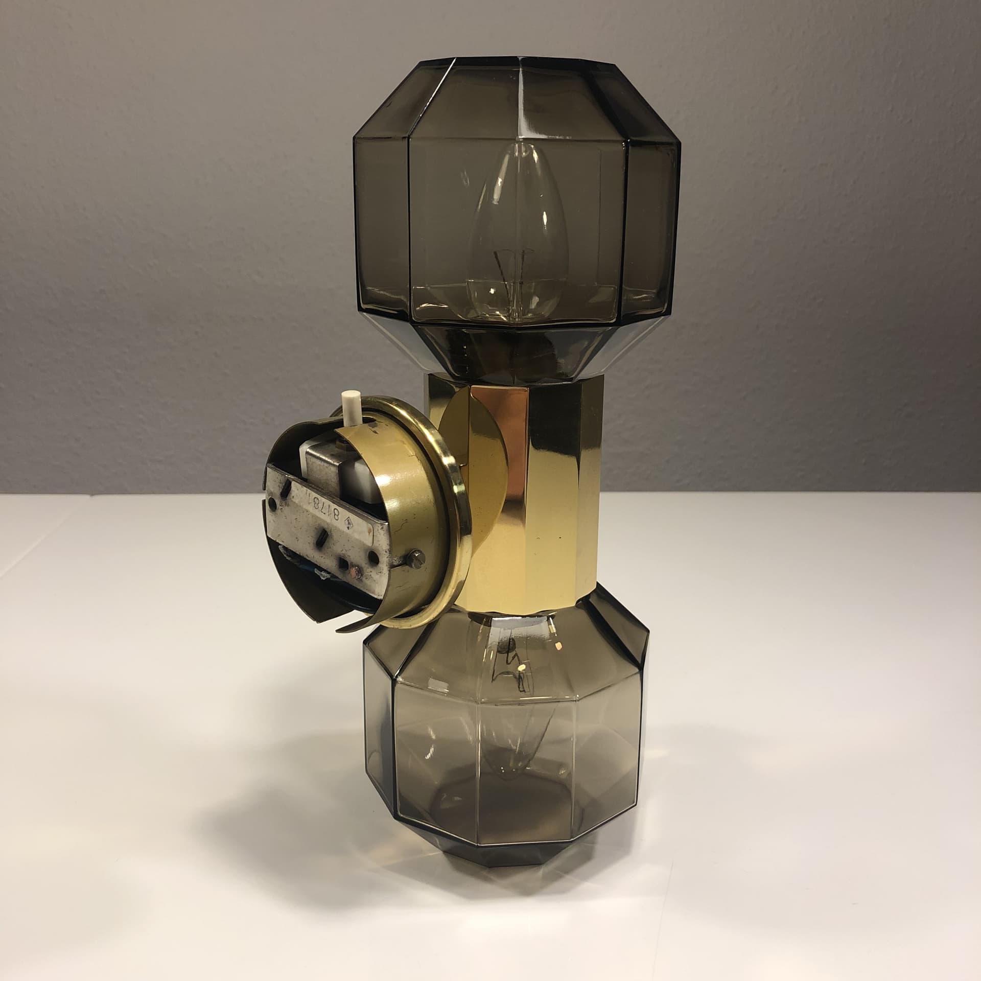 Kinkiet Up&Down, szkło grafitowe, mosiądz, Niemcy, lata 70. - 24427