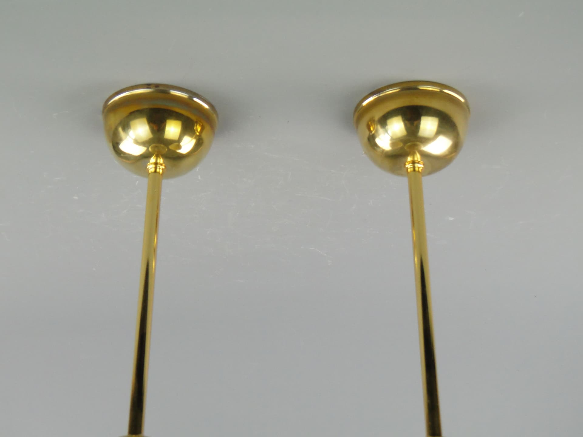 Para lamp sufitowych, szkło ivory white, mosiądz, Polska, lata 50. - 2635