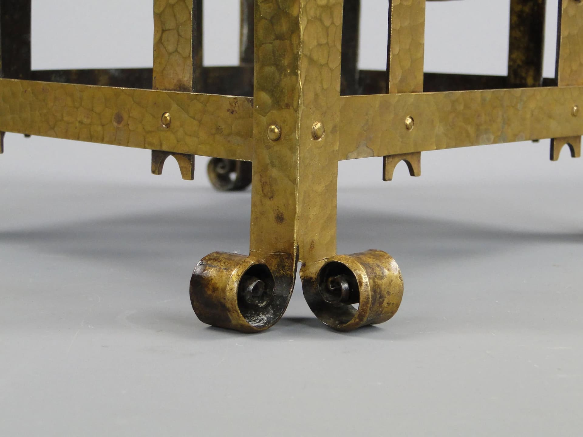 Plant Stand Art Nouveau, golden brass, Austria, early 20th c. - 25006