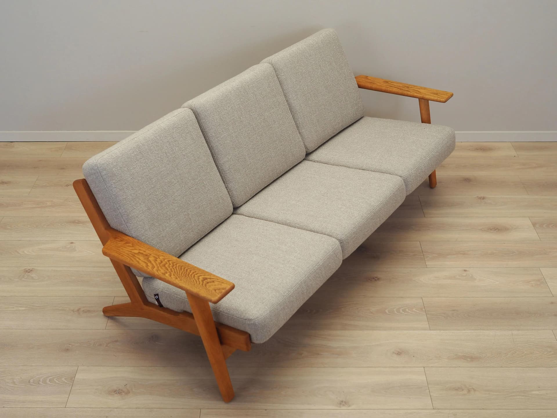 Sofa GE-290, boucle beżowy, dąb, proj. H.J. Wegner, Getama, Dania, lata 60. - 25261