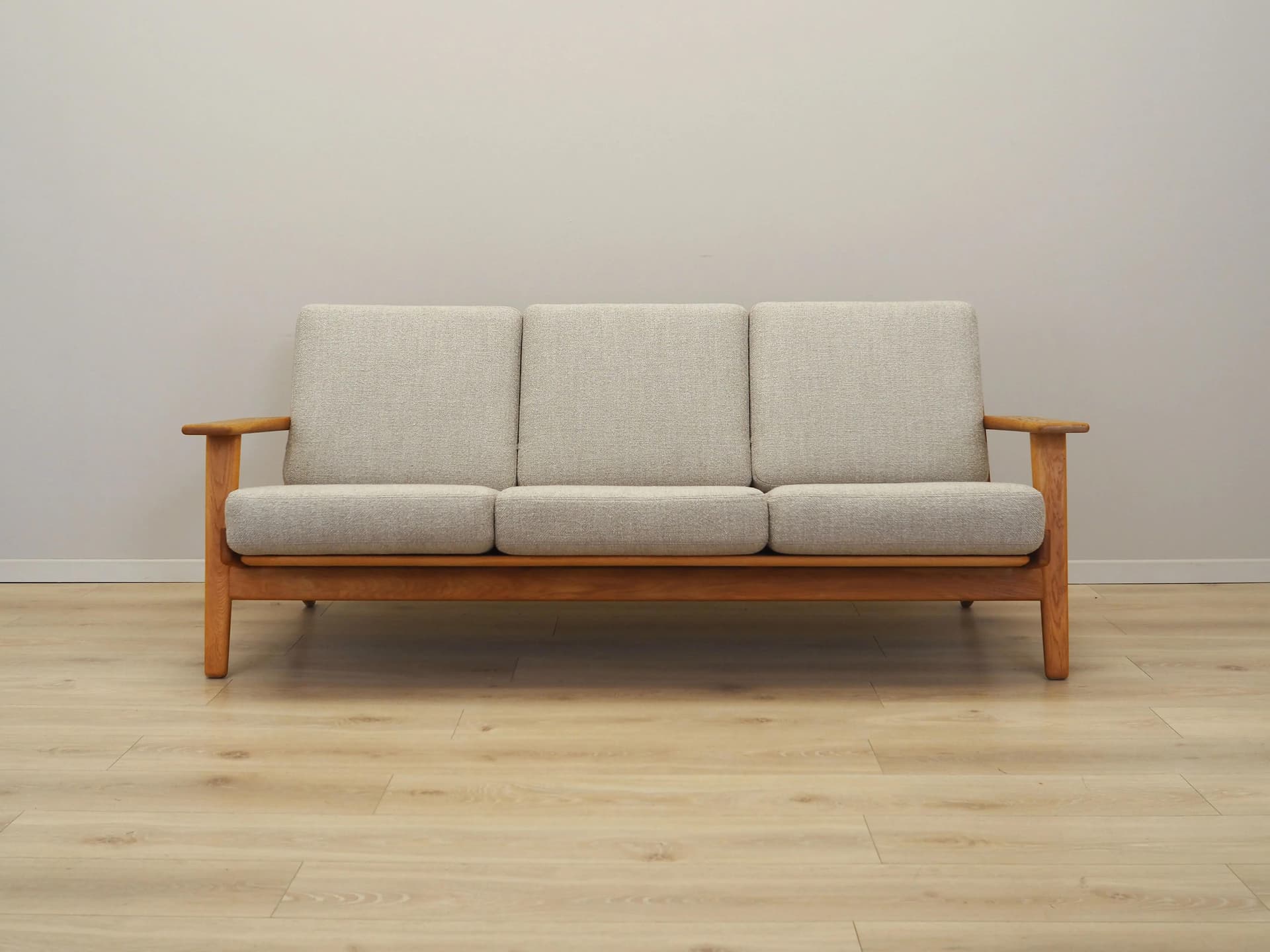 Sofa GE-290, boucle beżowy, dąb, proj. H.J. Wegner, Getama, Dania, lata 60. - 25257