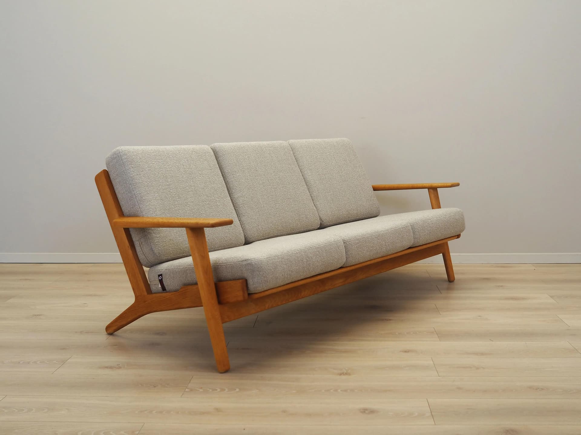 Sofa GE-290, boucle beżowy, dąb, proj. H.J. Wegner, Getama, Dania, lata 60. - 25260