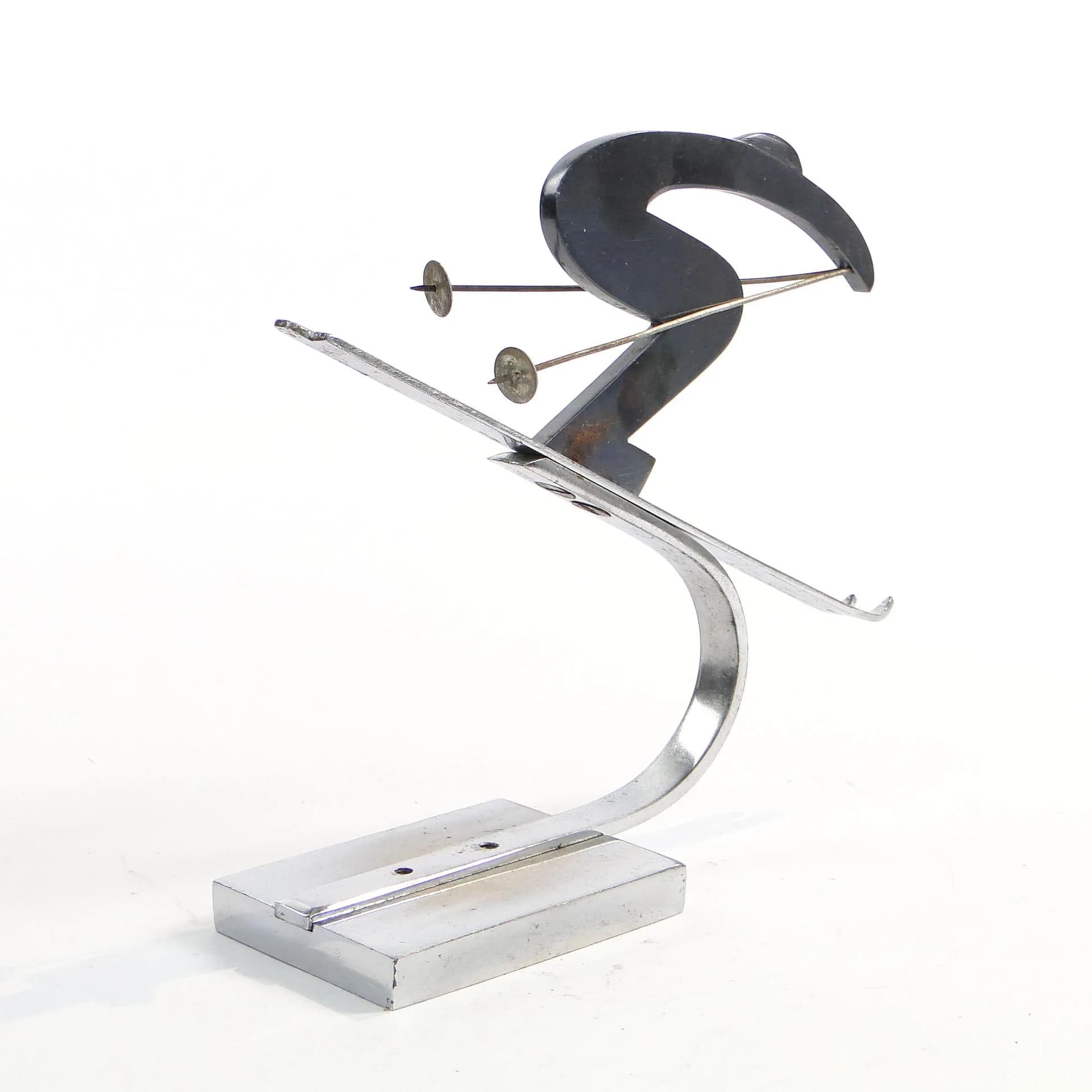 Figura narciarza, mosiądz chromowany srebrny, stal patynowana ciemna, proj. K. Hagenauer, Austria, lata 20. - 25537