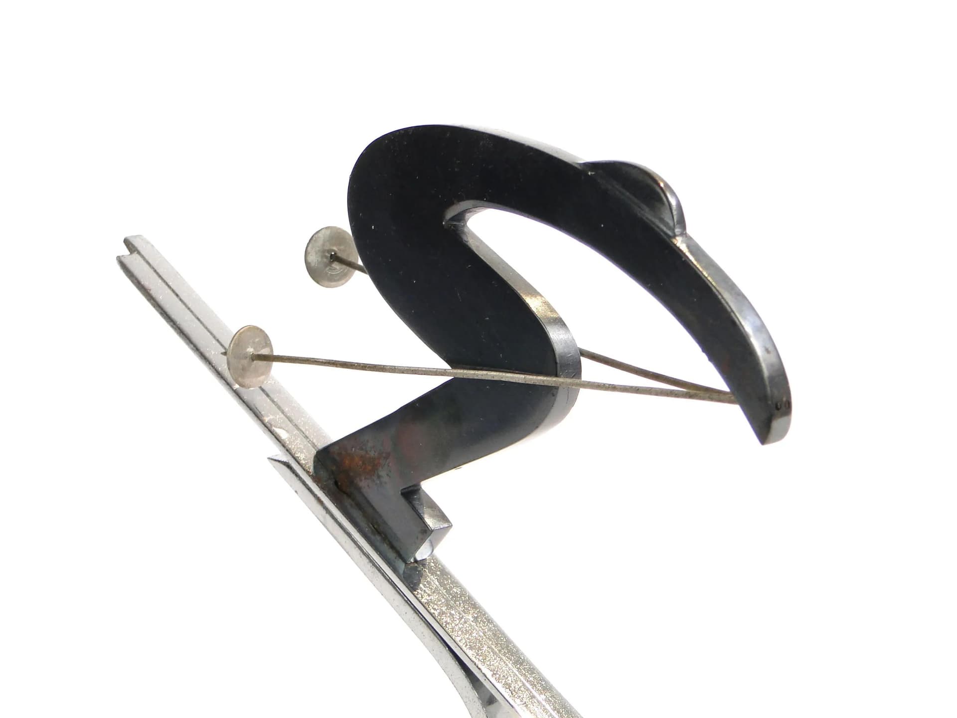 Figura narciarza, mosiądz chromowany srebrny, stal patynowana ciemna, proj. K. Hagenauer, Austria, lata 20. - 25535