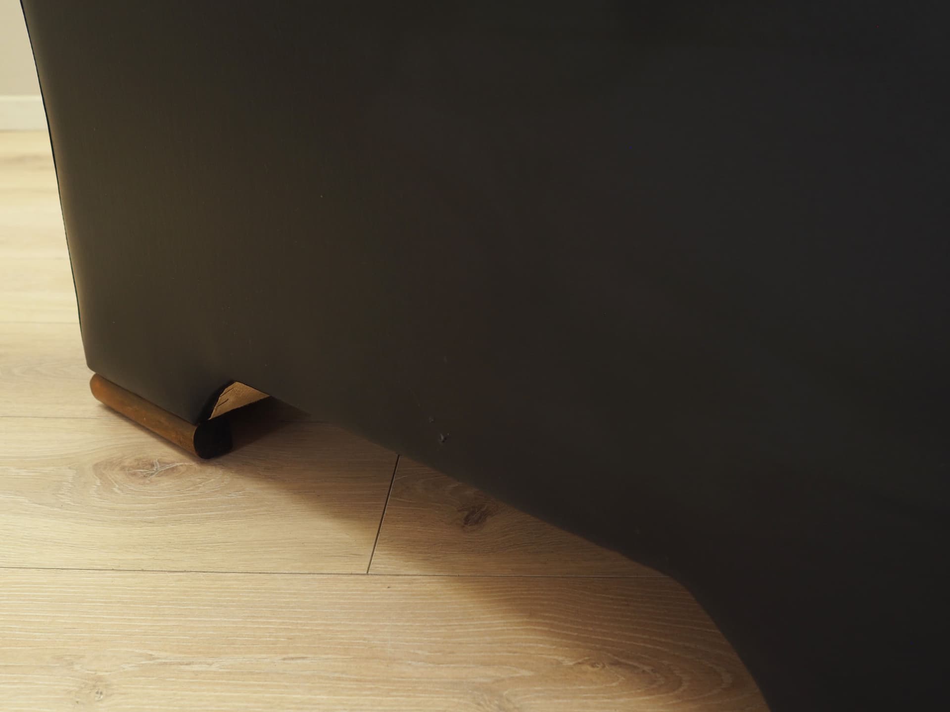 Fotel postmodernistyczny, ekoskóra czarna, drewno ciemny brąz, Włochy, lata 80. - 77869