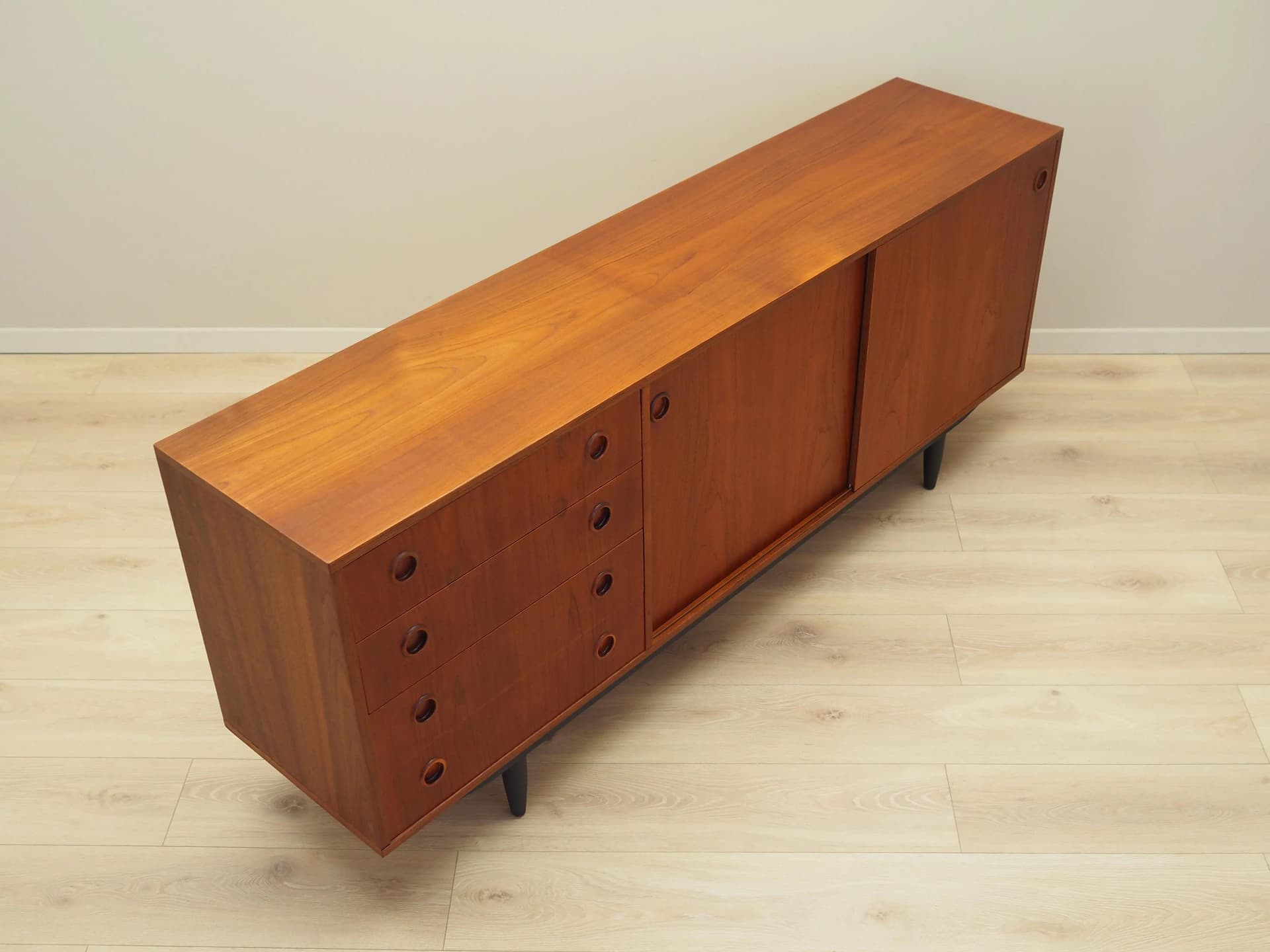 Sideboard, teak pomarańczowy, Dania, lata 70. - 25801