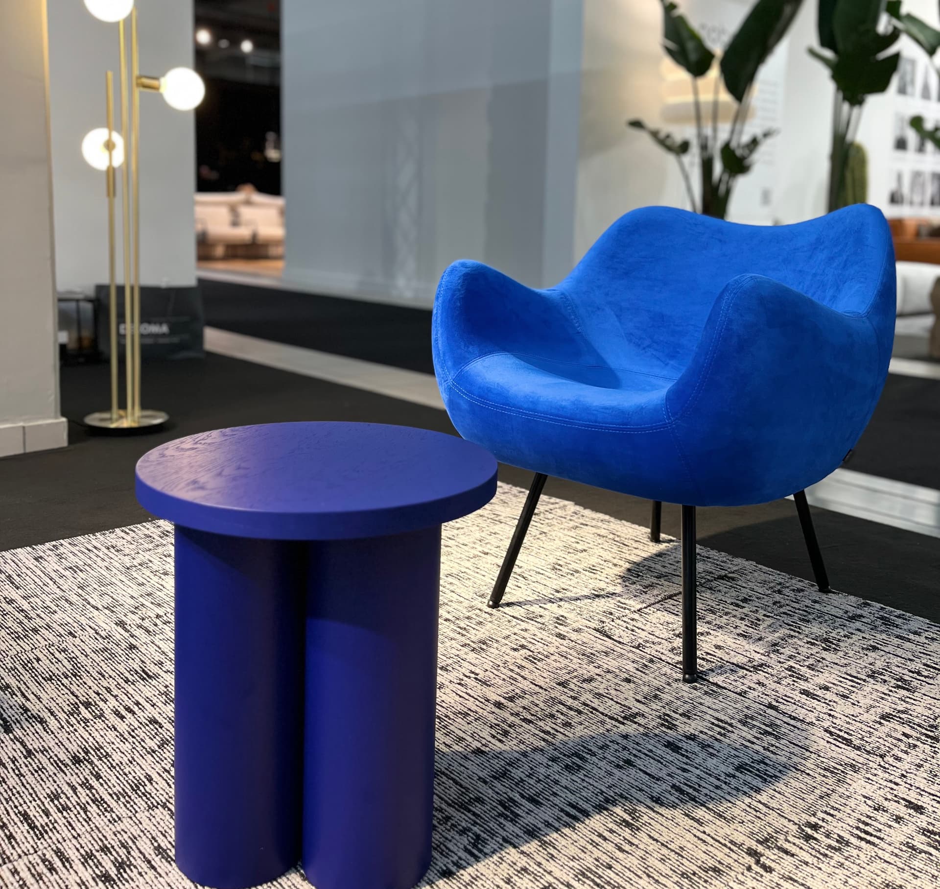 Fotel RM58 Soft welurowy, kobaltowy, proj. R. Modzelewski, z ekspozycji - 4334