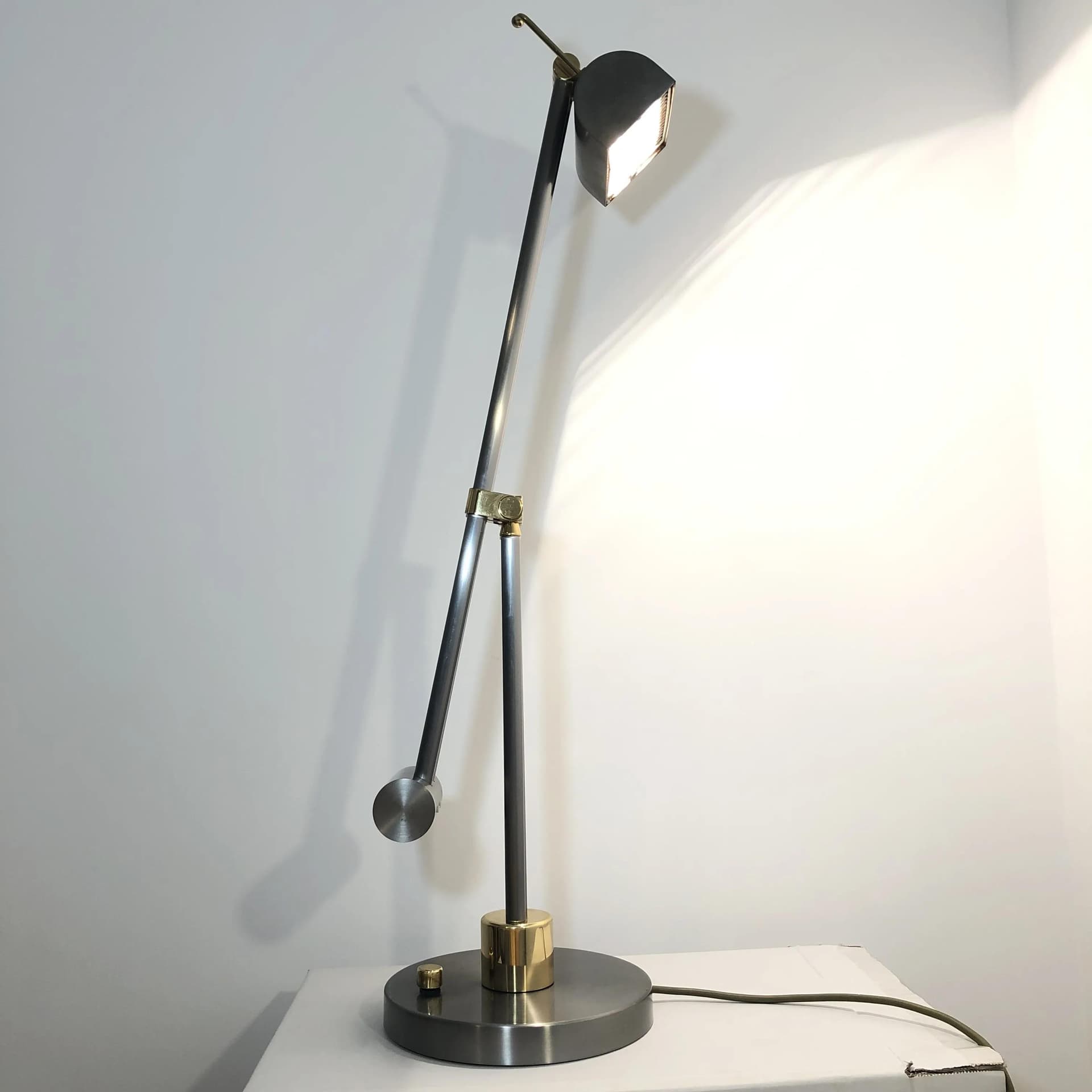 Lampka biurkowa Le Dauphin, mosiądz złocony, stal chromowana szara, JJS, Francja, lata 70. - 26178