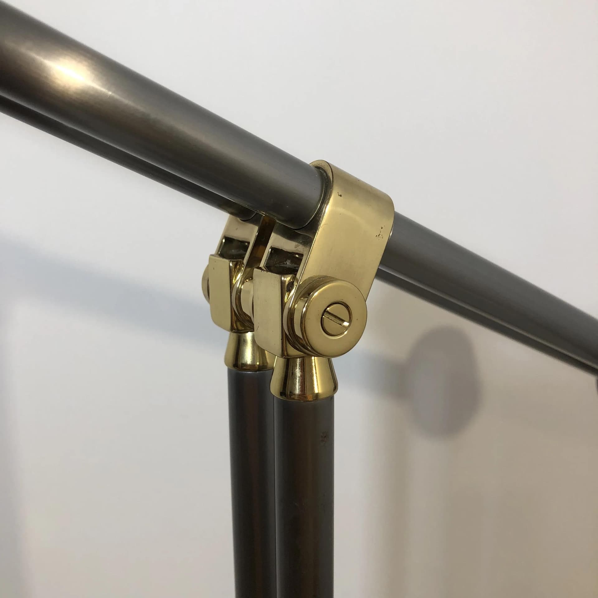 Lampka biurkowa Le Dauphin, mosiądz złocony, stal chromowana szara, JJS, Francja, lata 70. - 26179