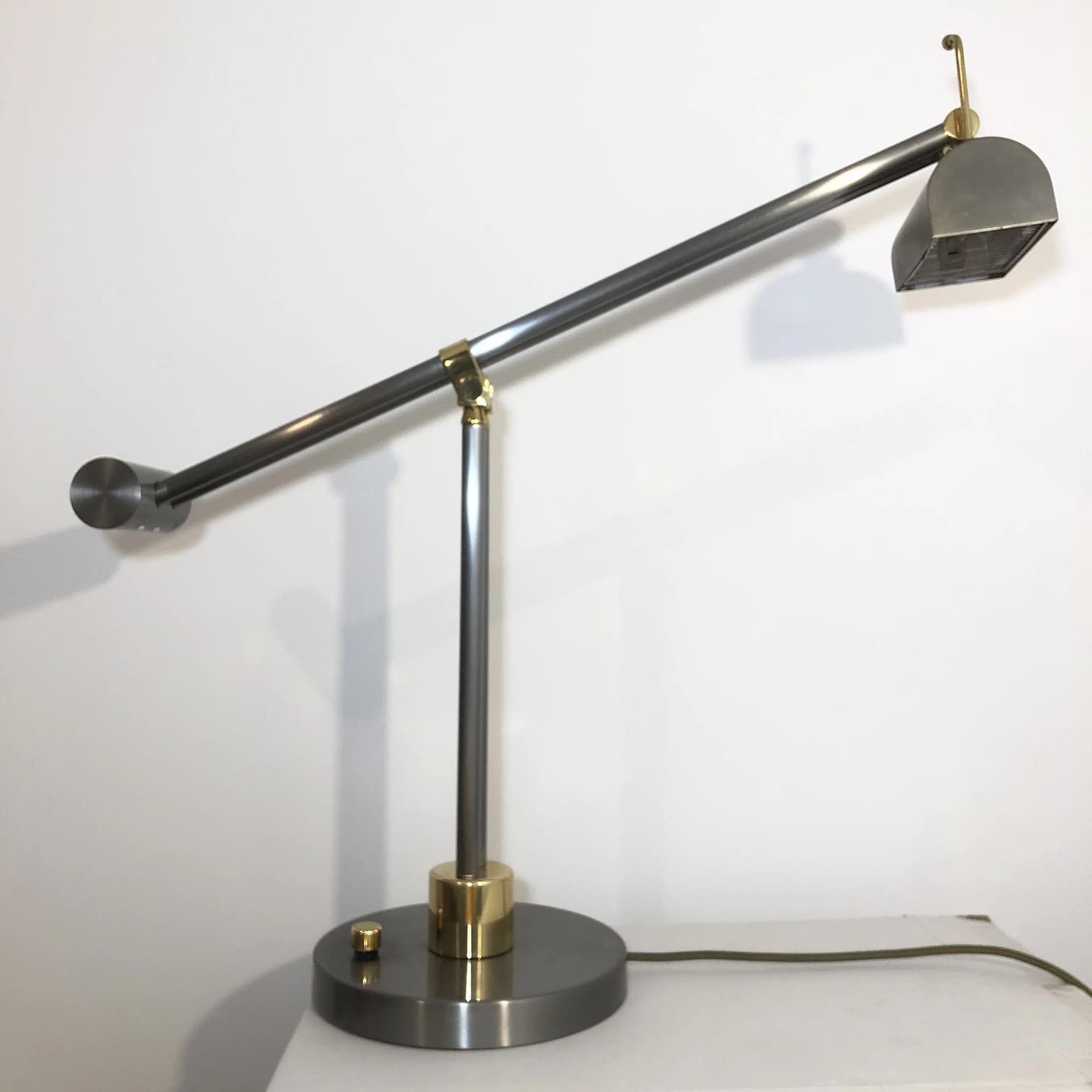 Lampka biurkowa Le Dauphin, mosiądz złocony, stal chromowana szara, JJS, Francja, lata 70. - 26184