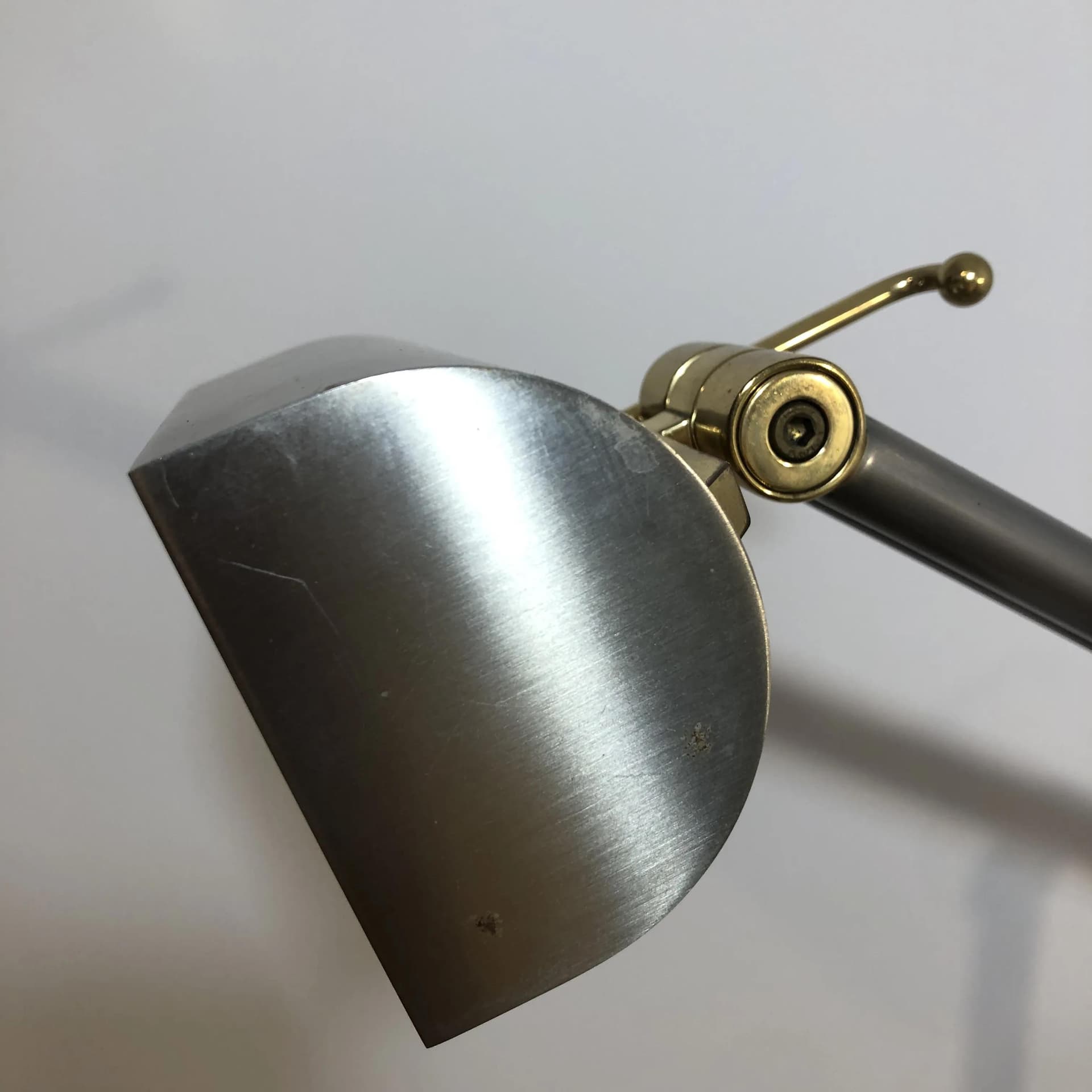 Lampka biurkowa Le Dauphin, mosiądz złocony, stal chromowana szara, JJS, Francja, lata 70. - 26182