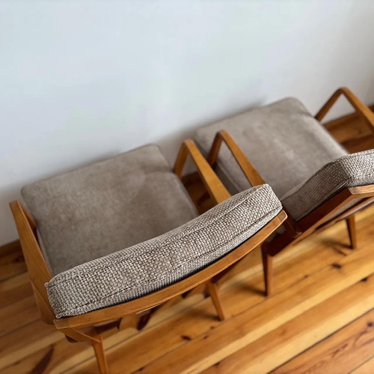 Para foteli Antimott, tapicerka cappuccino, drewno czereśnia, proj. W. Knoll, Knoll, Niemcy, lata 50. - 26459