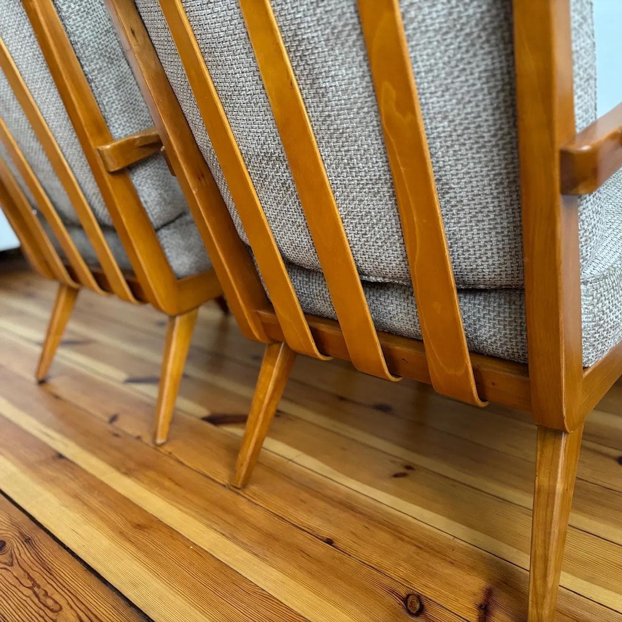 Para foteli Antimott, tapicerka cappuccino, drewno czereśnia, proj. W. Knoll, Knoll, Niemcy, lata 50. - 26460