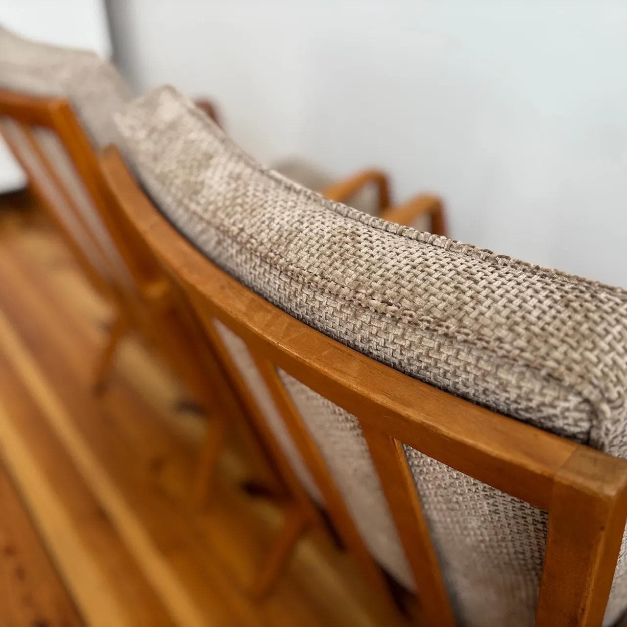 Para foteli Antimott, tapicerka cappuccino, drewno czereśnia, proj. W. Knoll, Knoll, Niemcy, lata 50. - 26461