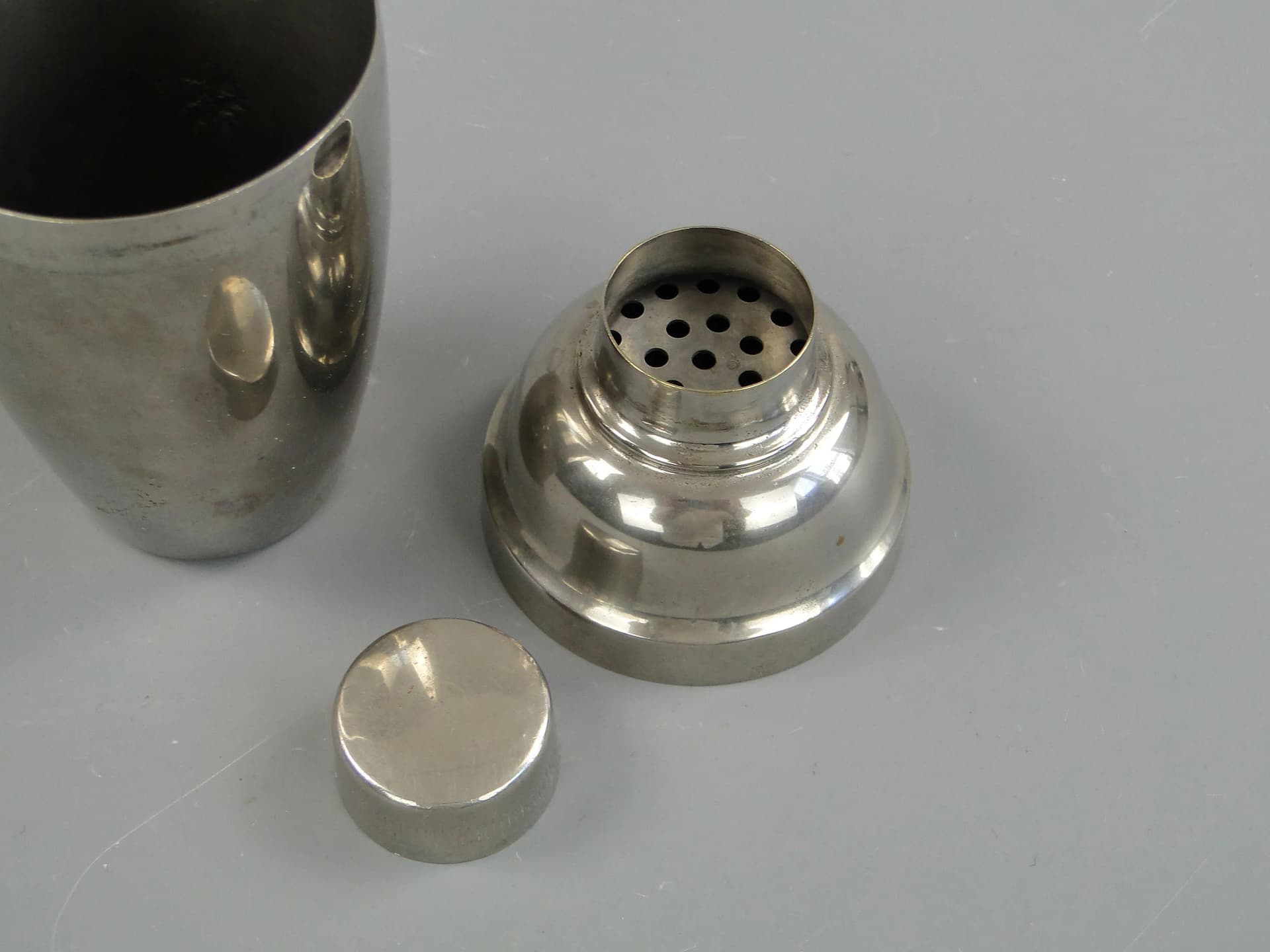 Shaker miniaturowy, srebrny, metal, art déco, lata 60. - 26512