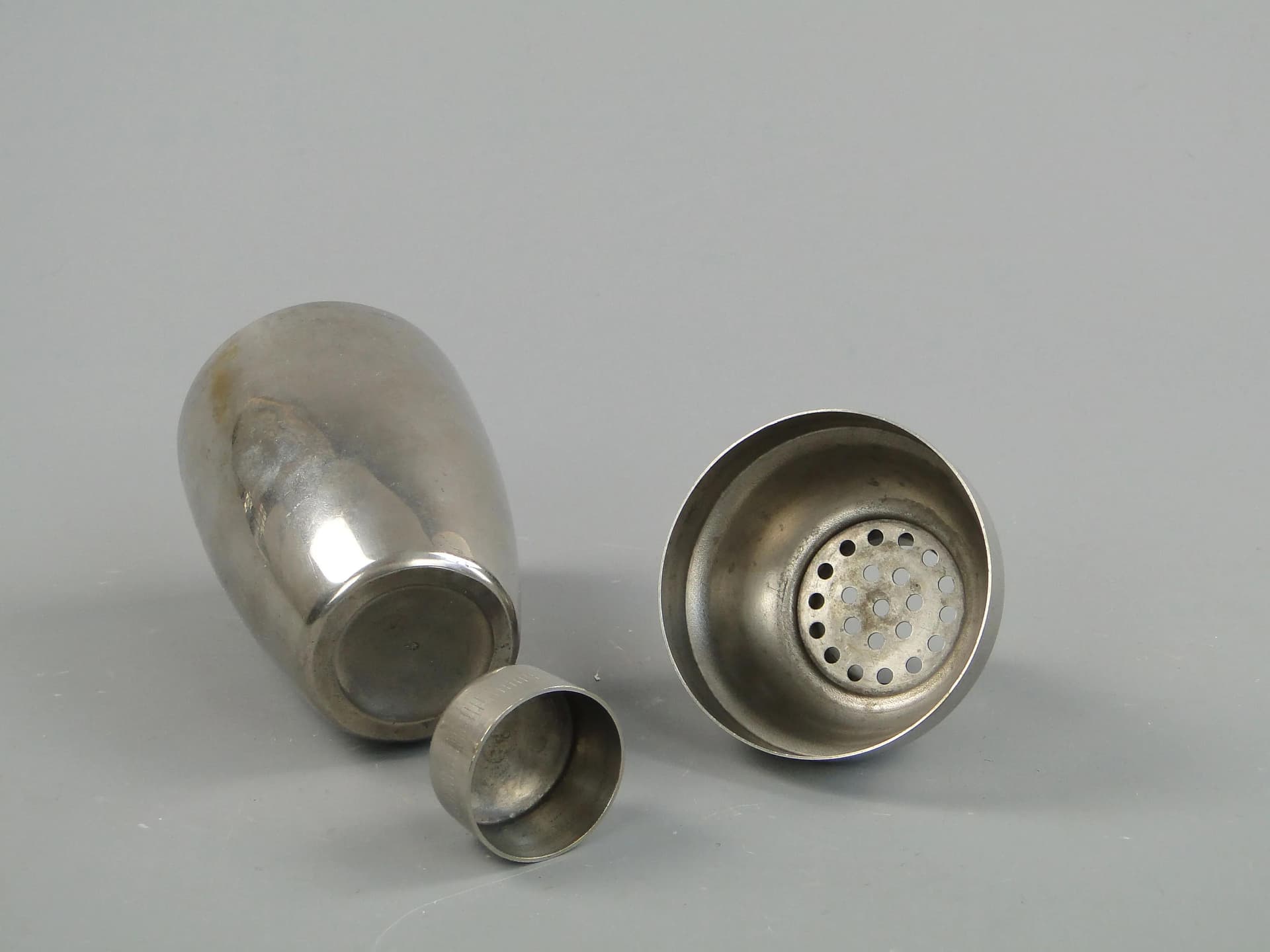 Shaker miniaturowy, srebrny, metal, art déco, lata 60. - 26514