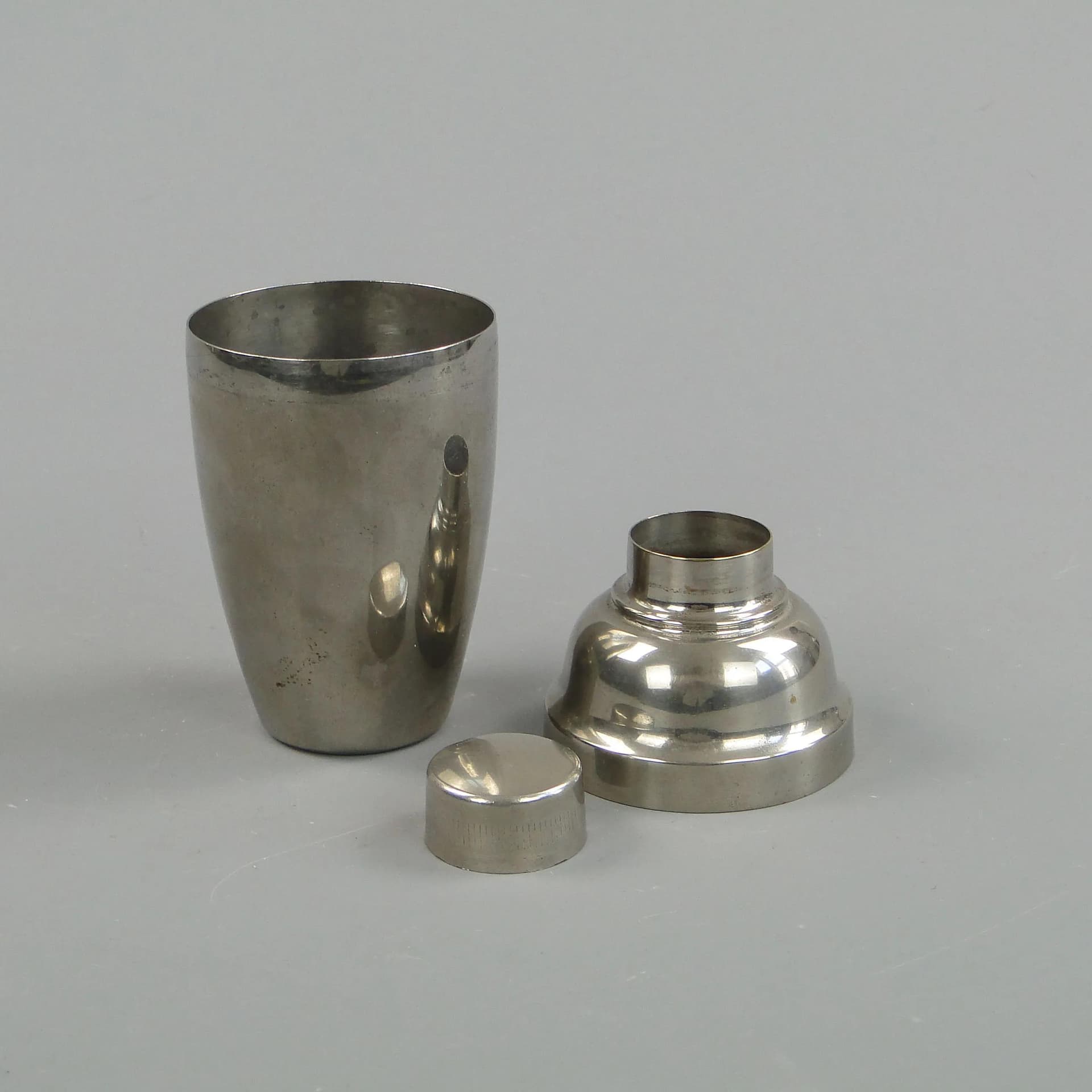 Shaker miniaturowy, srebrny, metal, art déco, lata 60. - 26510