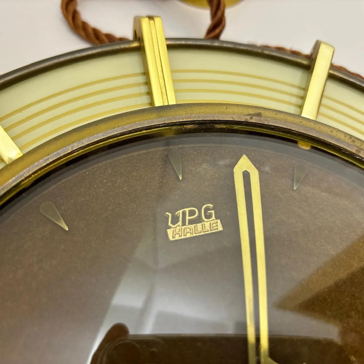 Zegar ścienny, mosiądz beżowy, UPG Halle, Niemcy, lata 60. - 26429