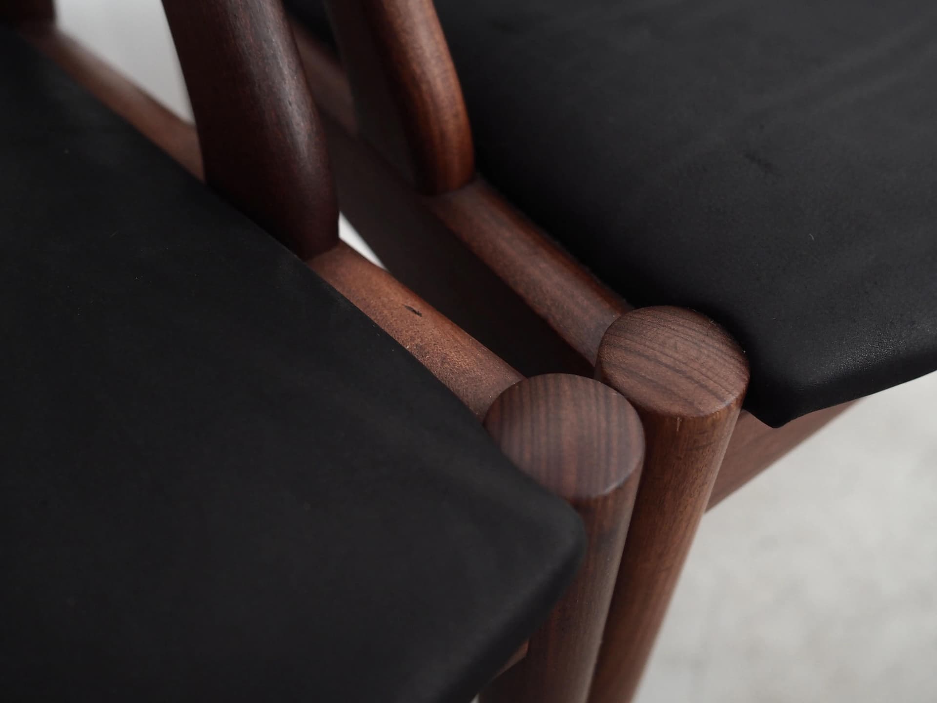 Komplet czterech krzeseł Model 31, teak, skóra czarna, proj. K. Kristiansen, Dania, lata 70. - 26539