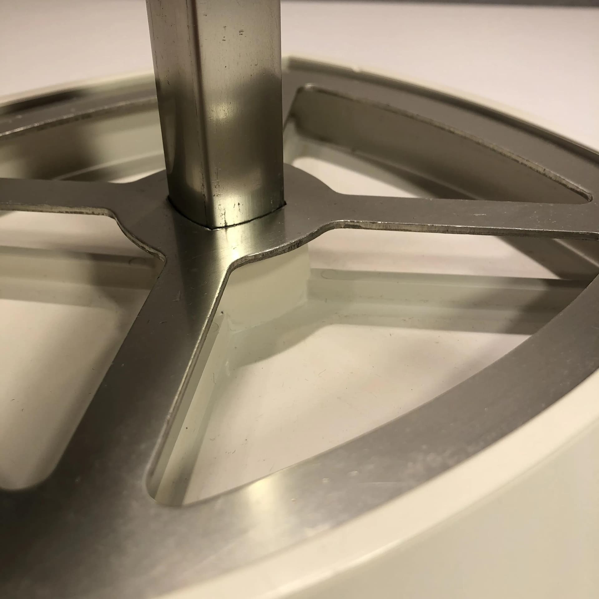 Parasolnik modernistyczny, biały, plastik, aluminium, Szwecja, lata 70. - 26611