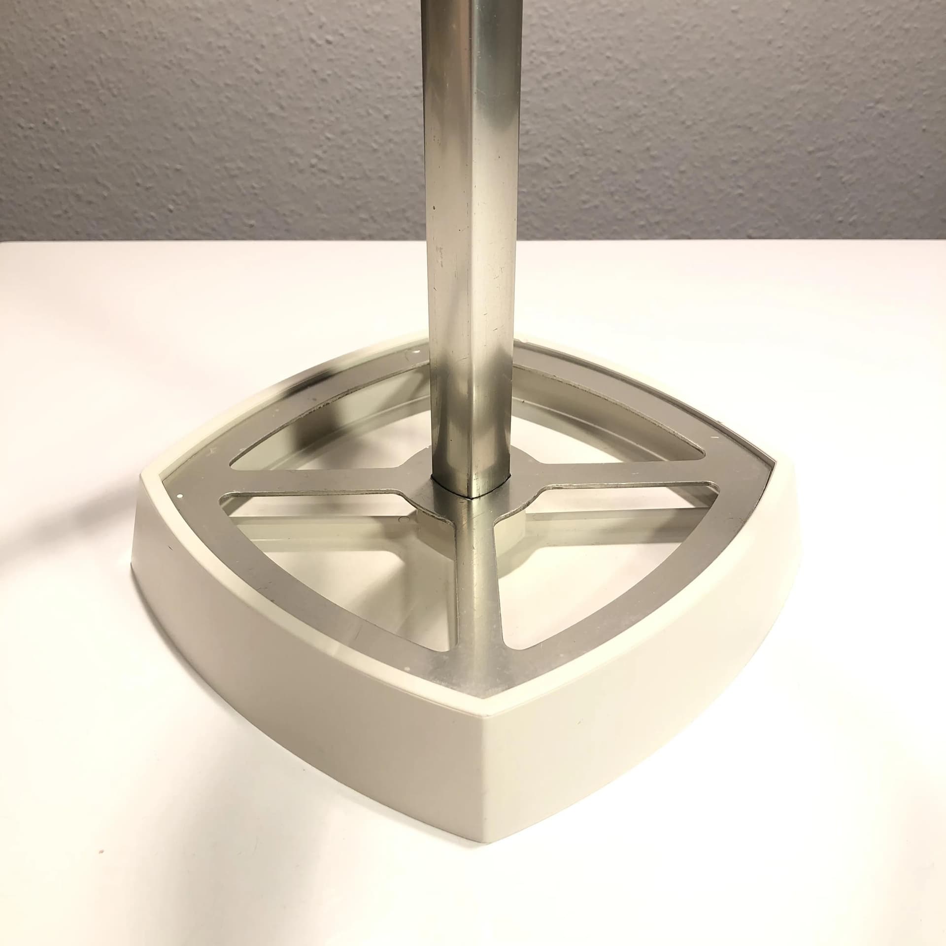 Parasolnik modernistyczny, biały, plastik, aluminium, Szwecja, lata 70. - 26608