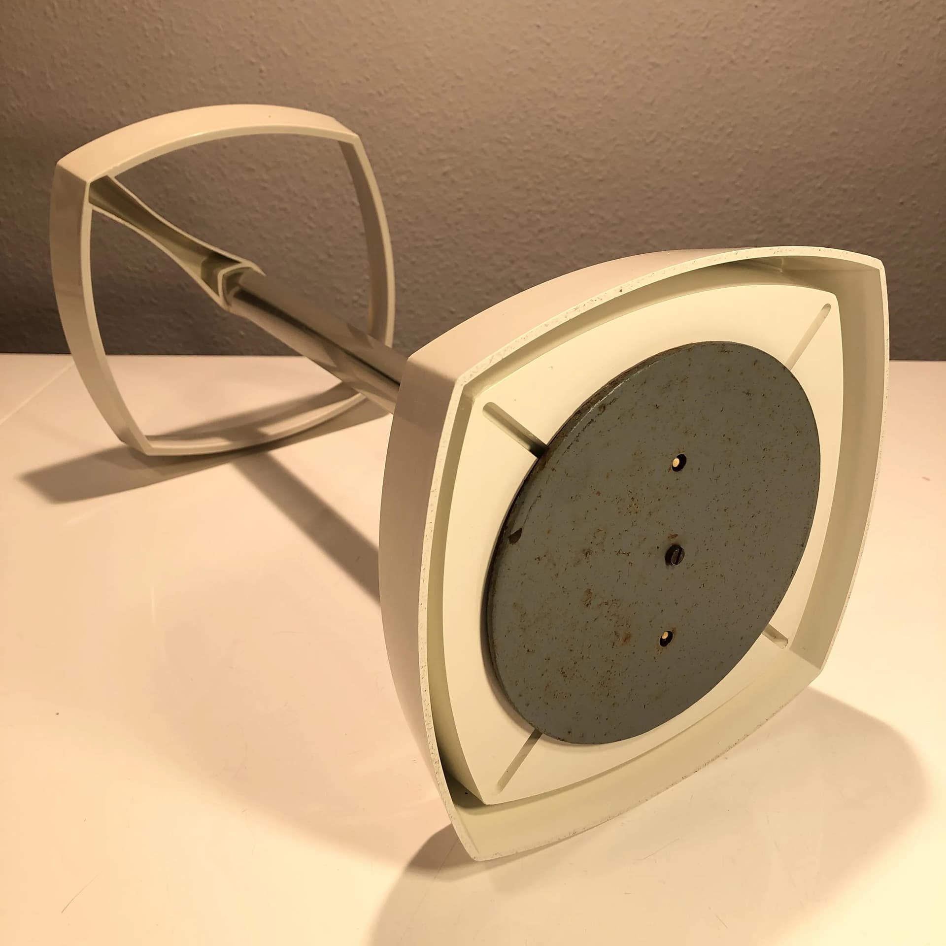 Parasolnik modernistyczny, biały, plastik, aluminium, Szwecja, lata 70. - 26612