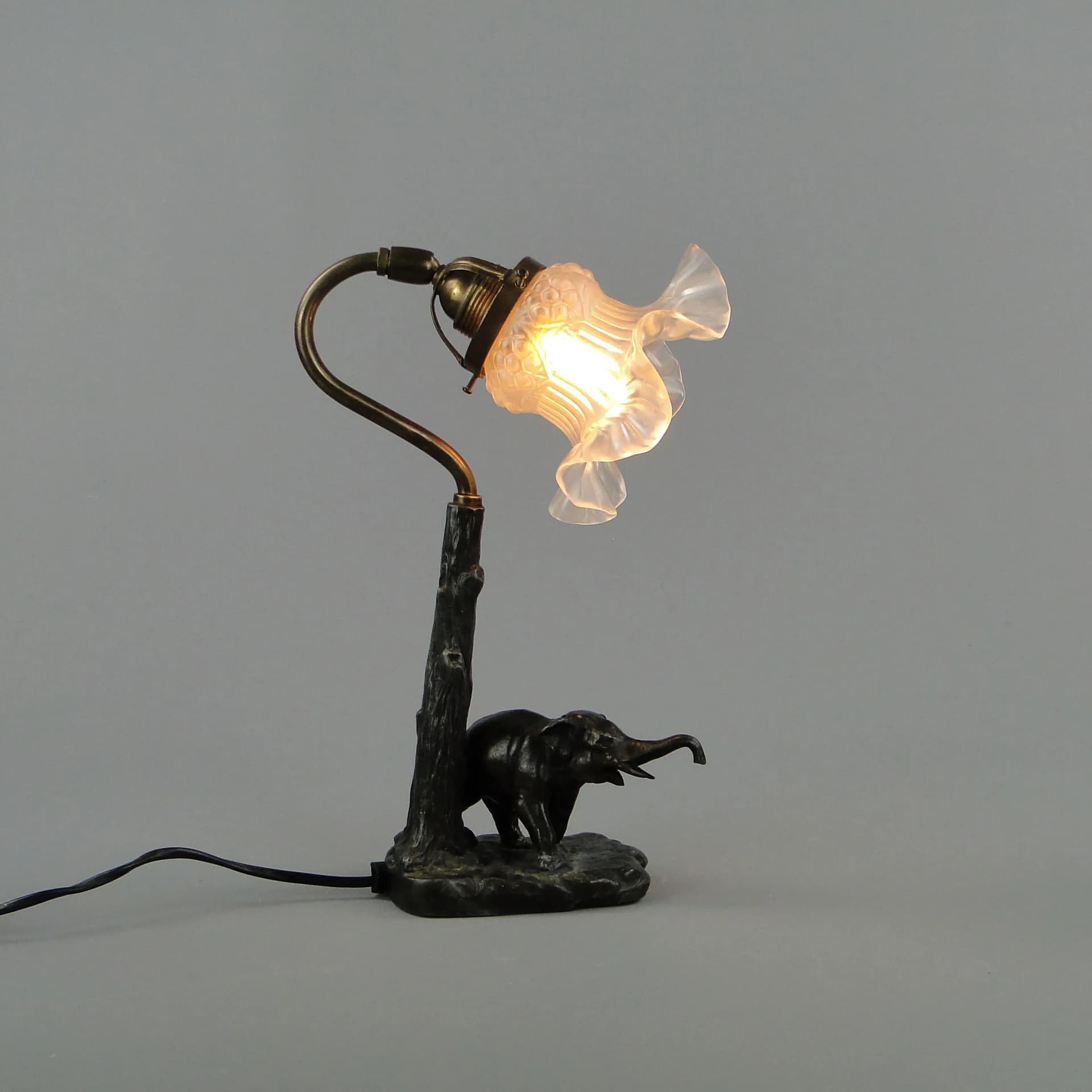 Lampa stołowa art déco ze słoniem, cyna patynowana srebrna, mosiądz złoty, szkło mleczne, Polska, lata 30. - 26820