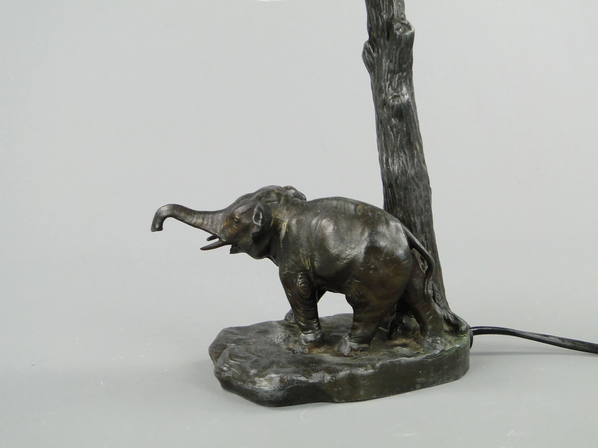 Lampa stołowa art déco ze słoniem, cyna patynowana srebrna, mosiądz złoty, szkło mleczne, Polska, lata 30. - 26819