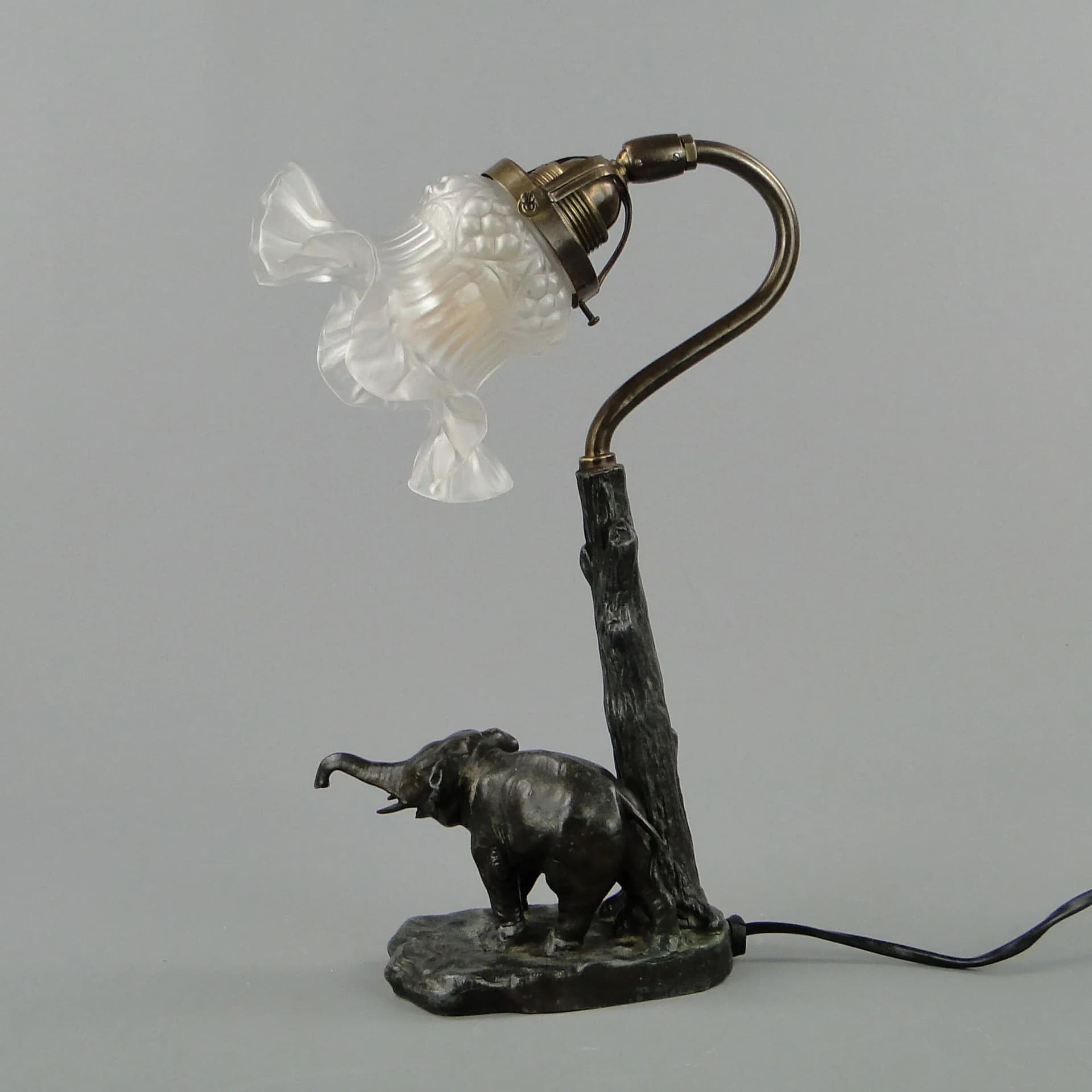 Lampa stołowa art déco ze słoniem, cyna patynowana srebrna, mosiądz złoty, szkło mleczne, Polska, lata 30. - 26818