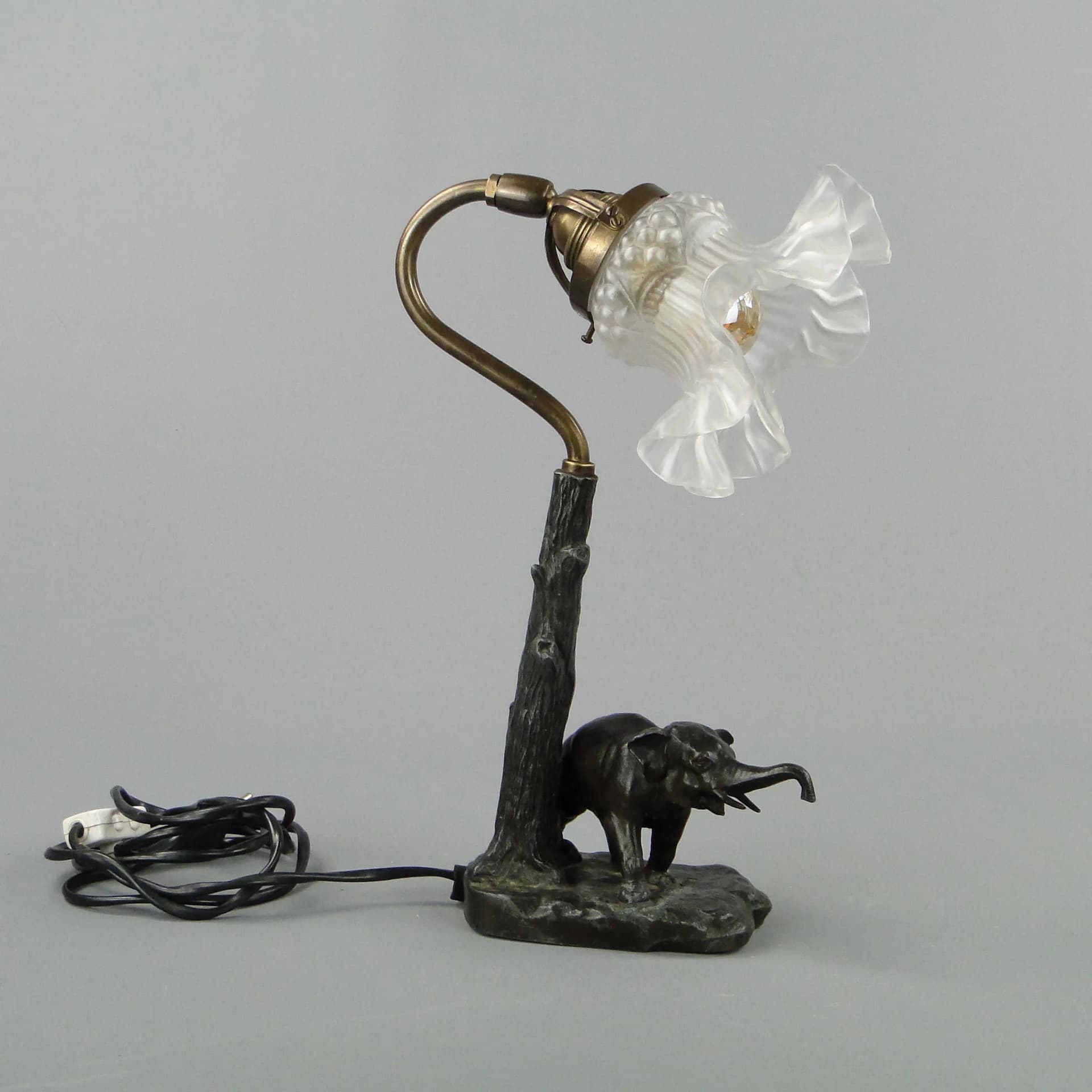 Lampa stołowa art déco ze słoniem, cyna patynowana srebrna, mosiądz złoty, szkło mleczne, Polska, lata 30. - 26812