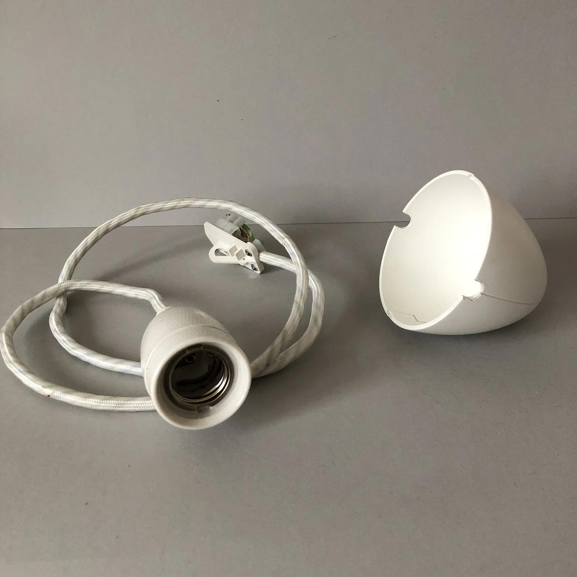 Lampa wisząca, czerwony, aluminium lakierowane, proj. A. Jacobsen, Louis Poulsen, Dania, lata 90. - 26994