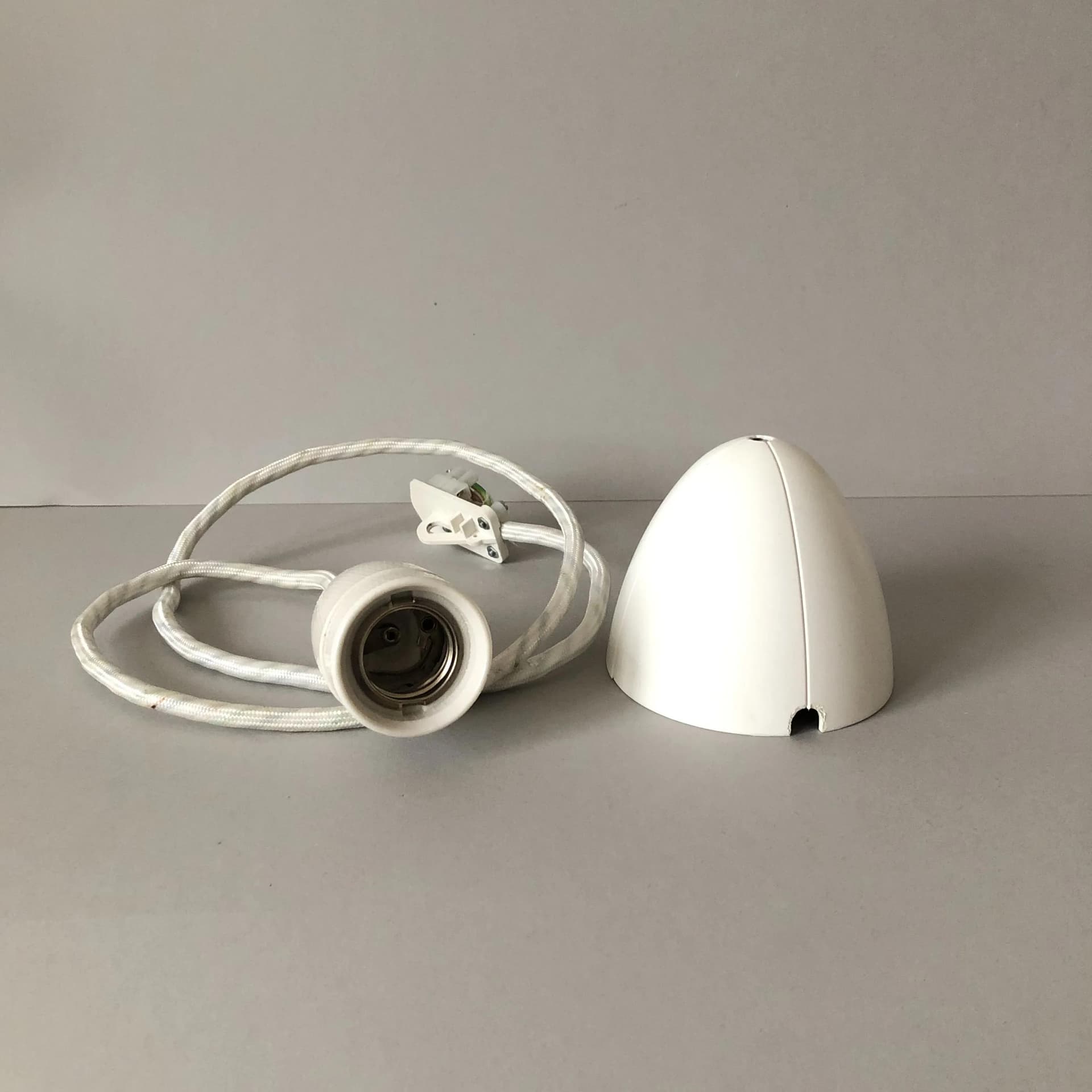 Lampa wisząca, czerwony, aluminium lakierowane, proj. A. Jacobsen, Louis Poulsen, Dania, lata 90. - 26988