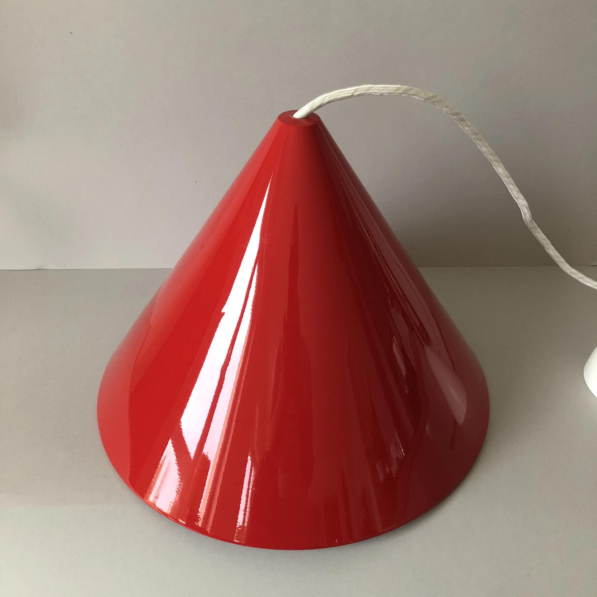 Lampa wisząca, czerwony, aluminium lakierowane, proj. A. Jacobsen, Louis Poulsen, Dania, lata 90. - 26990